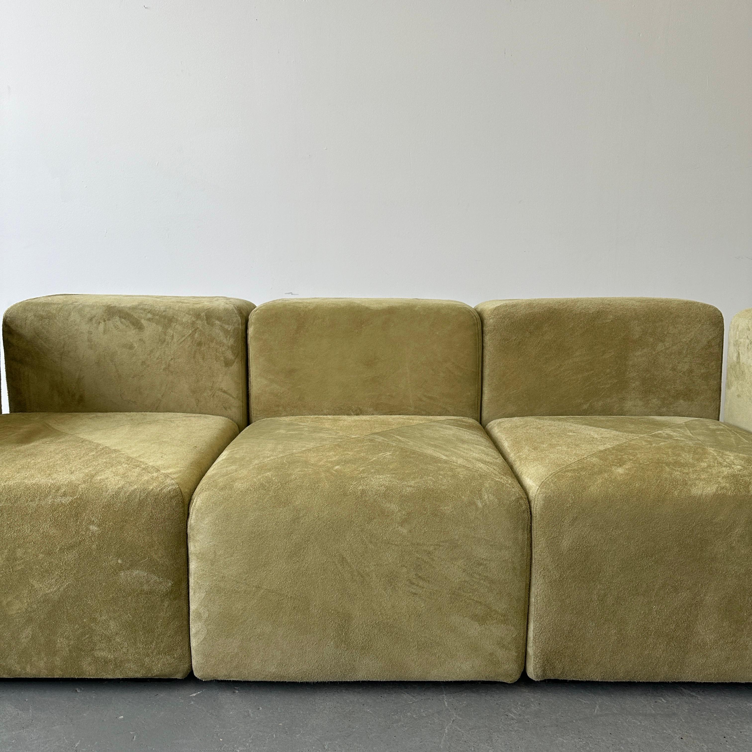 Sistema 61 Sofa by Giancarlo Piretti in Holly Hunt Suede In Good Condition For Sale In Chicago, IL