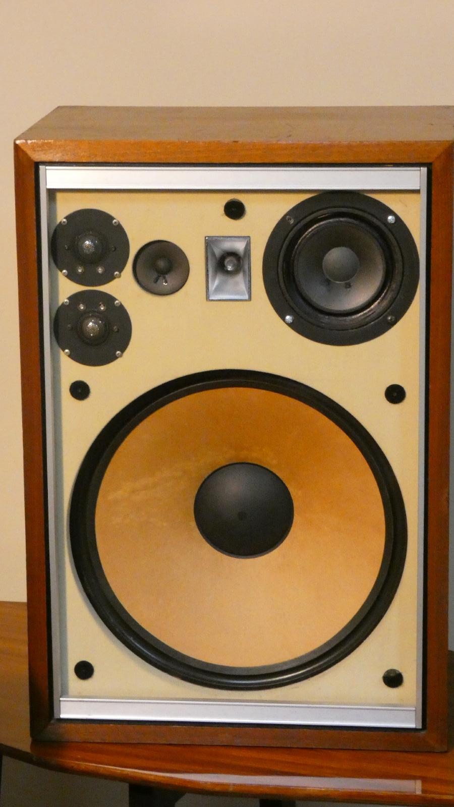 En la gama de graves se ha instalado un woofer de cono de 38 cm.
Esta unidad utiliza un L. T. P (Linear Travel Piston Edge) con flexibilidad moderada para bajar la frecuencia de resonancia más baja y reducir la distorsión. Además, al suprimir la