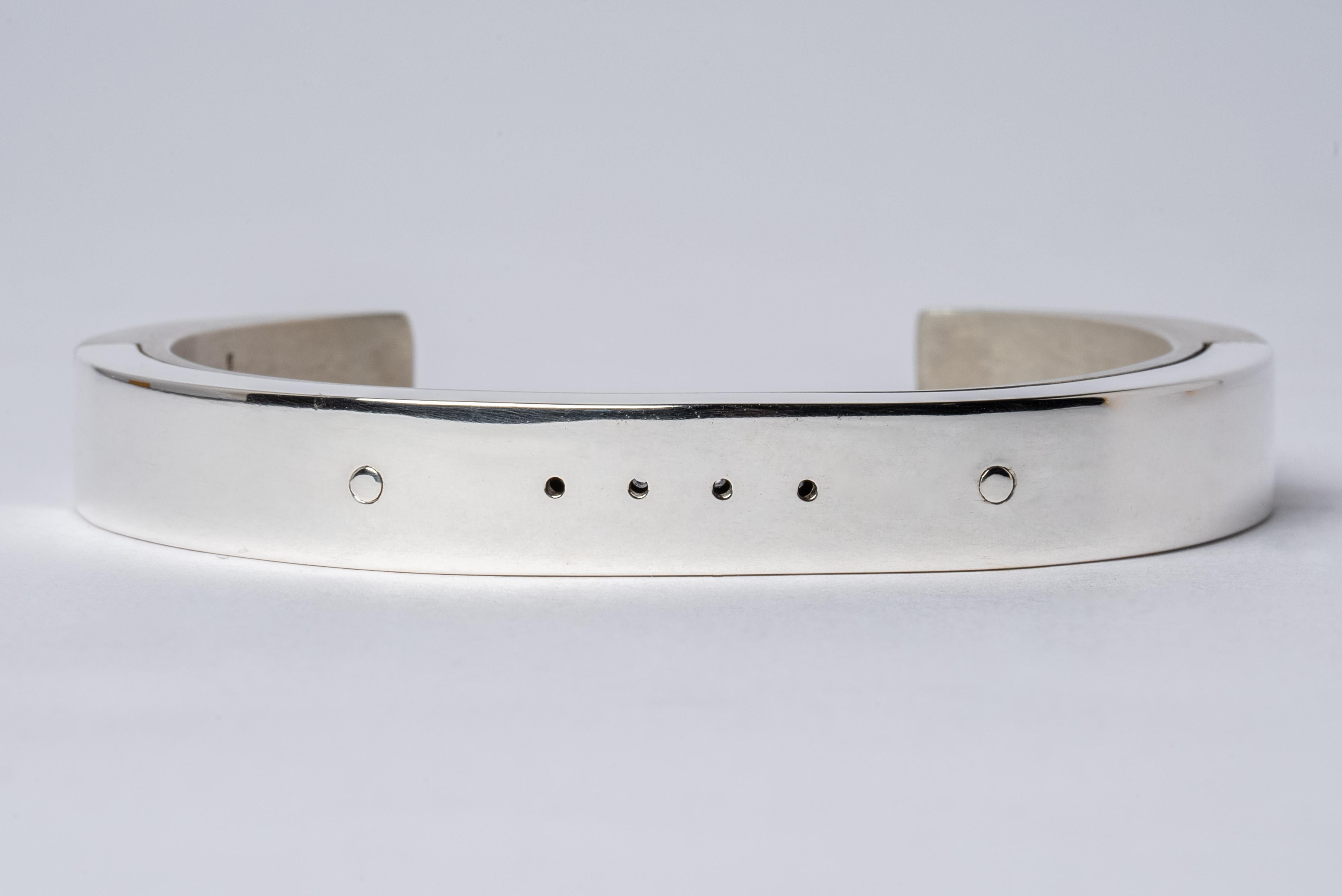 Bracelet in acid treated sterling silver and polished sterling silver.
The Sistema series is first family within Parts of Four. As a mode of creation it expresses the core principle of P/4 which is modularity. The 