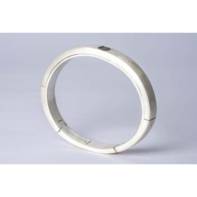 Bracelet in sterling silver and a slab of rough diamond. This slab is removed from a larger chunk of diamond. The Sistema series expresses the core principle of P/4 which is modularity. The 