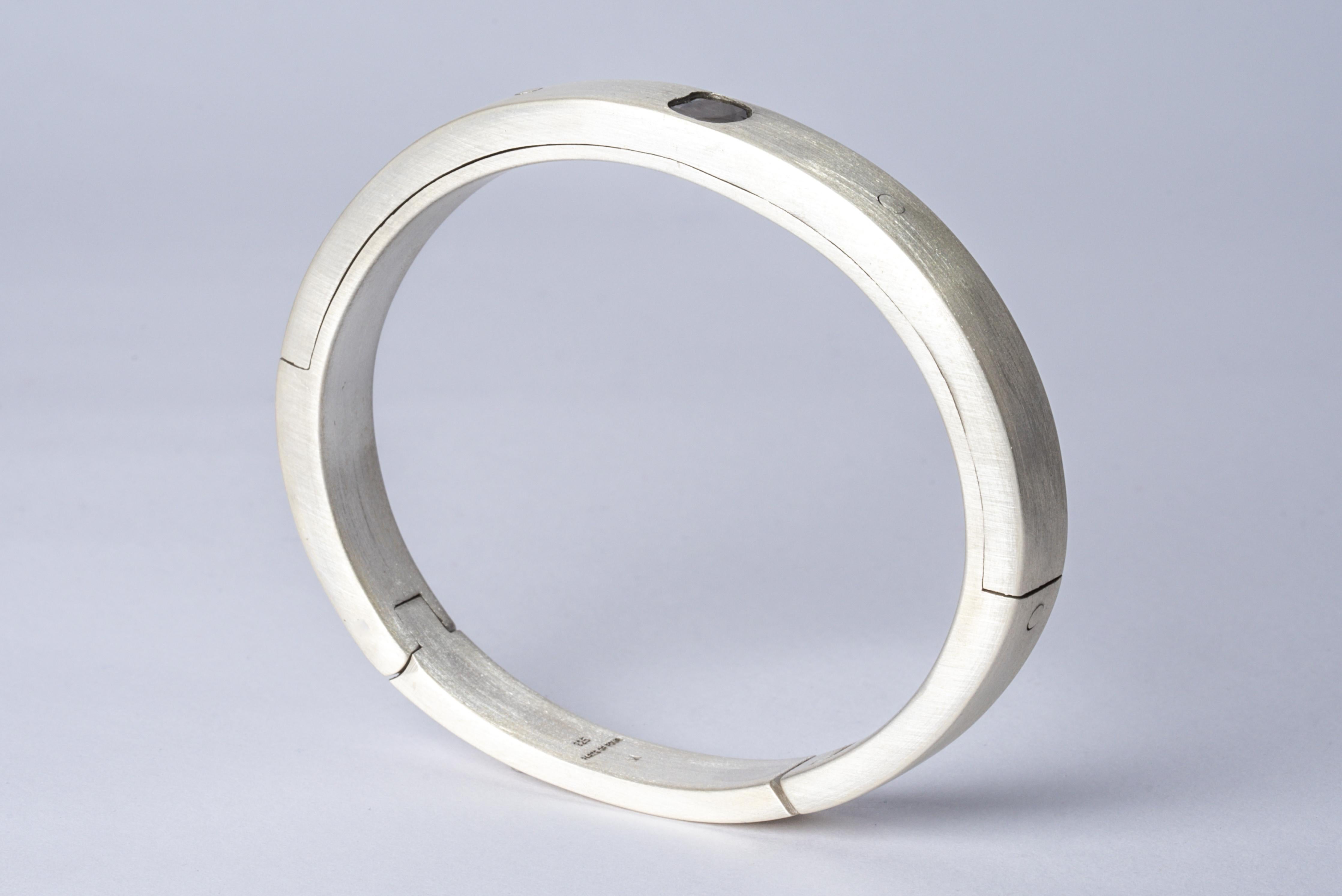 Bracelet in sterling silver and a slab of rough diamond. This slab is removed from a larger chunk of diamond. The Sistema series expresses the core principle of P/4 which is modularity. The 