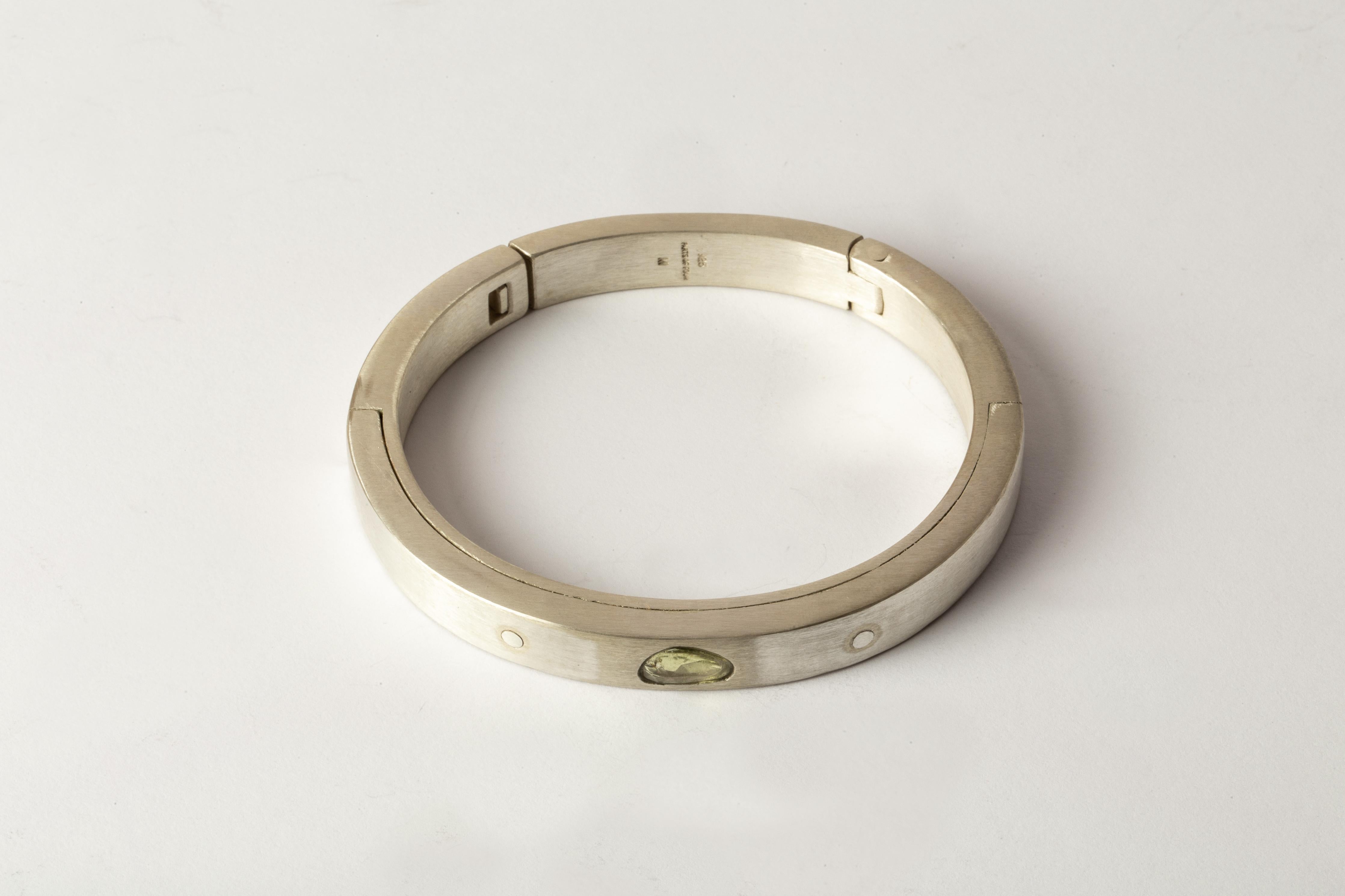 Rose Cut Sistema Bracelet v2 (0.8 CT, Green Sapphire Faceted Slab, 9mm, MA+SAF) For Sale