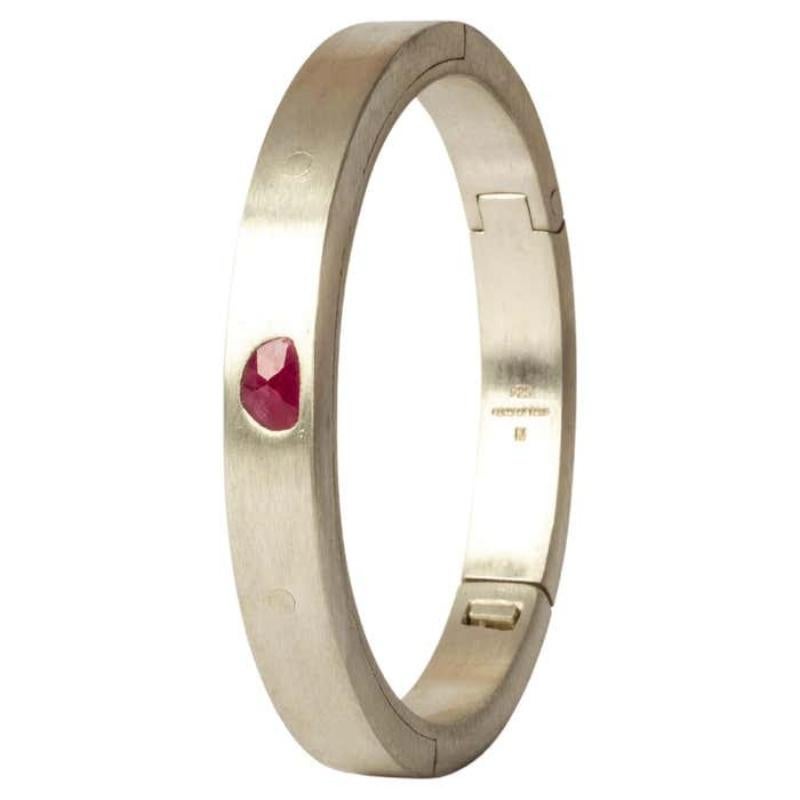 Bracelet in sterling silver and slab of ruby. This item is made with a naturally occurring element and will vary from the photograph you see. Each piece is unique and this is what makes it special. The Sistema series expresses the core principle of