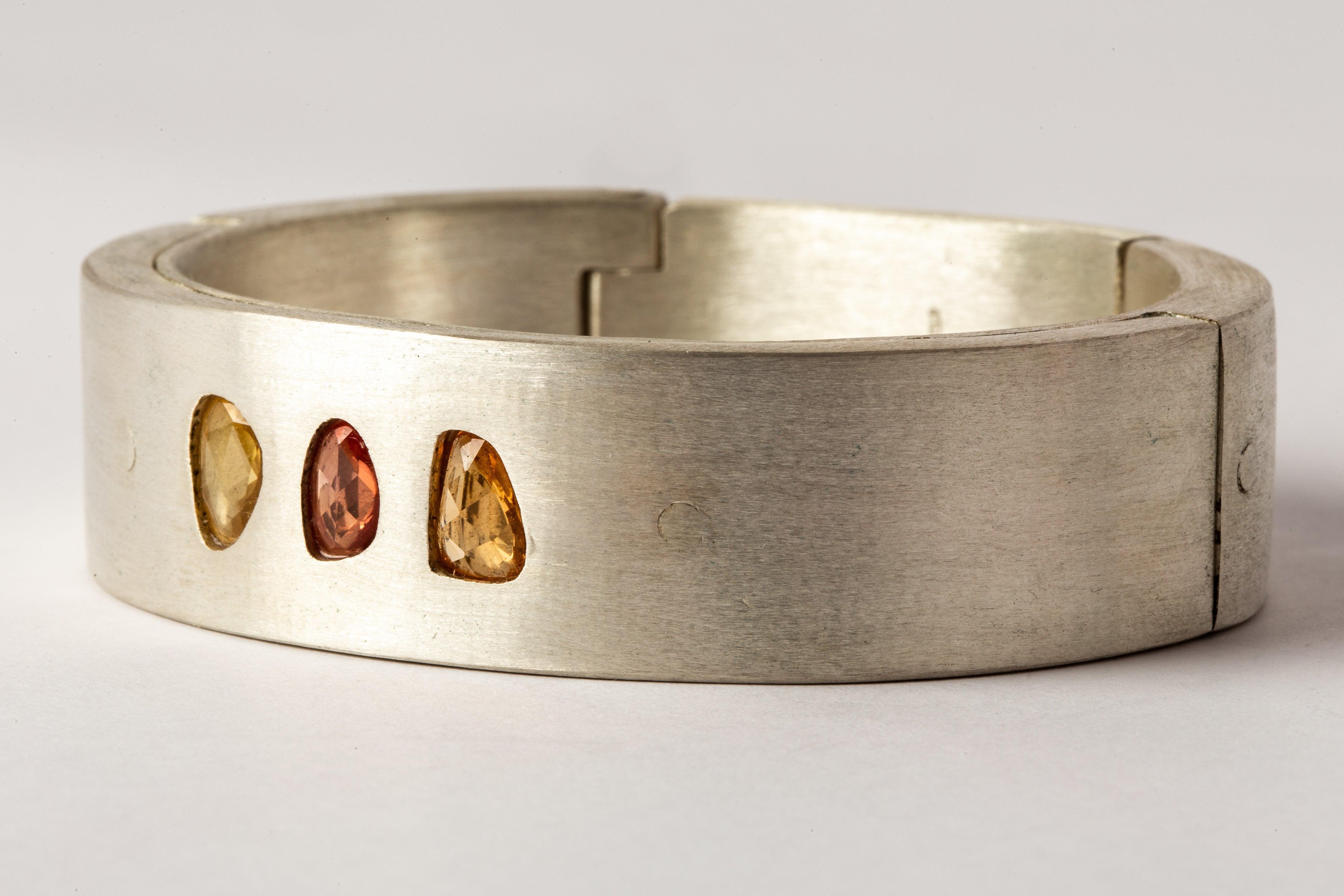 Sistema bracelet in sterling silver and slabs of rough sapphire (faceted). The 