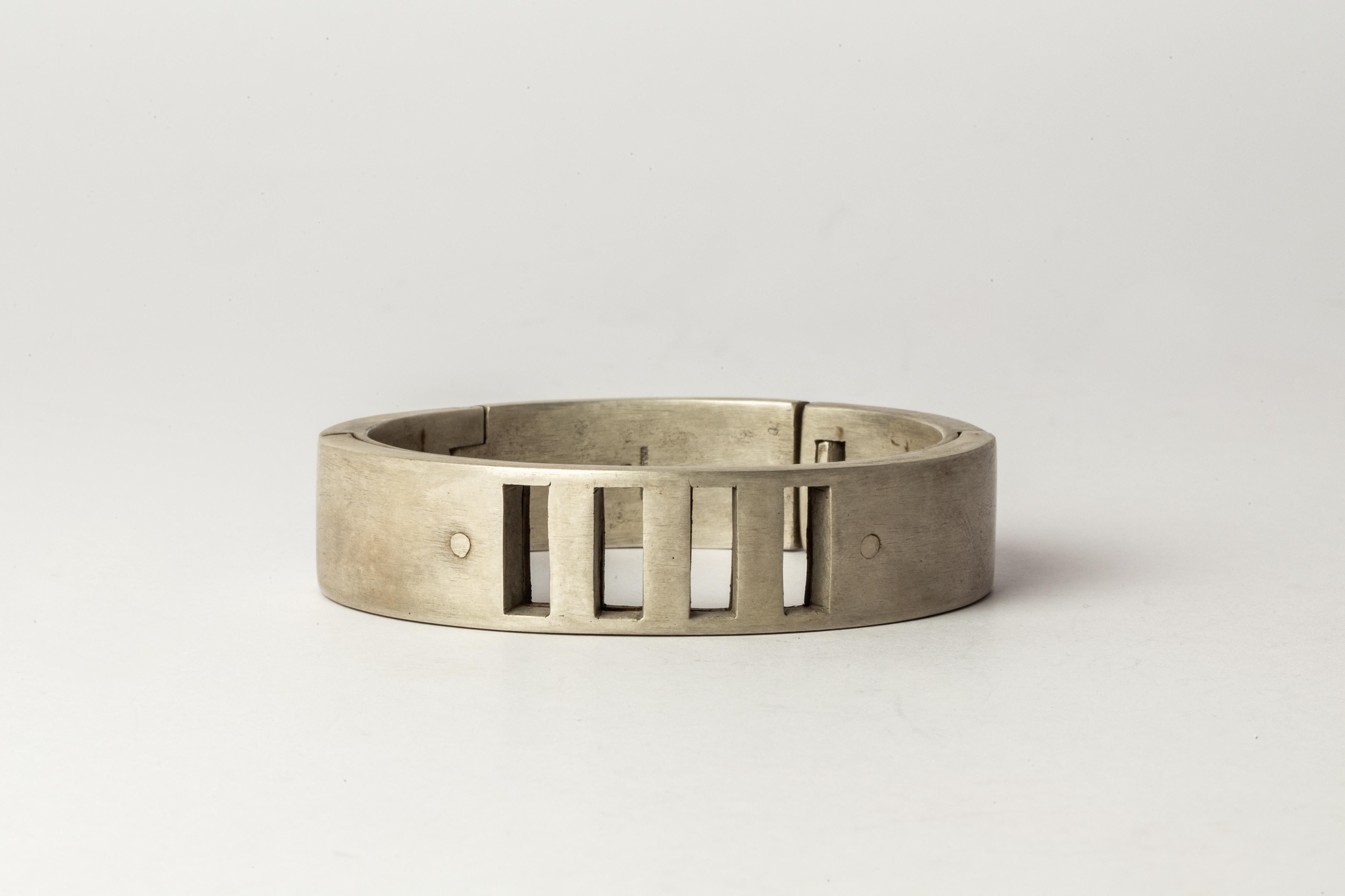 Sistema Bracelet v2 (4-Bar Punchout, 17mm, DA) In New Condition For Sale In Paris, FR