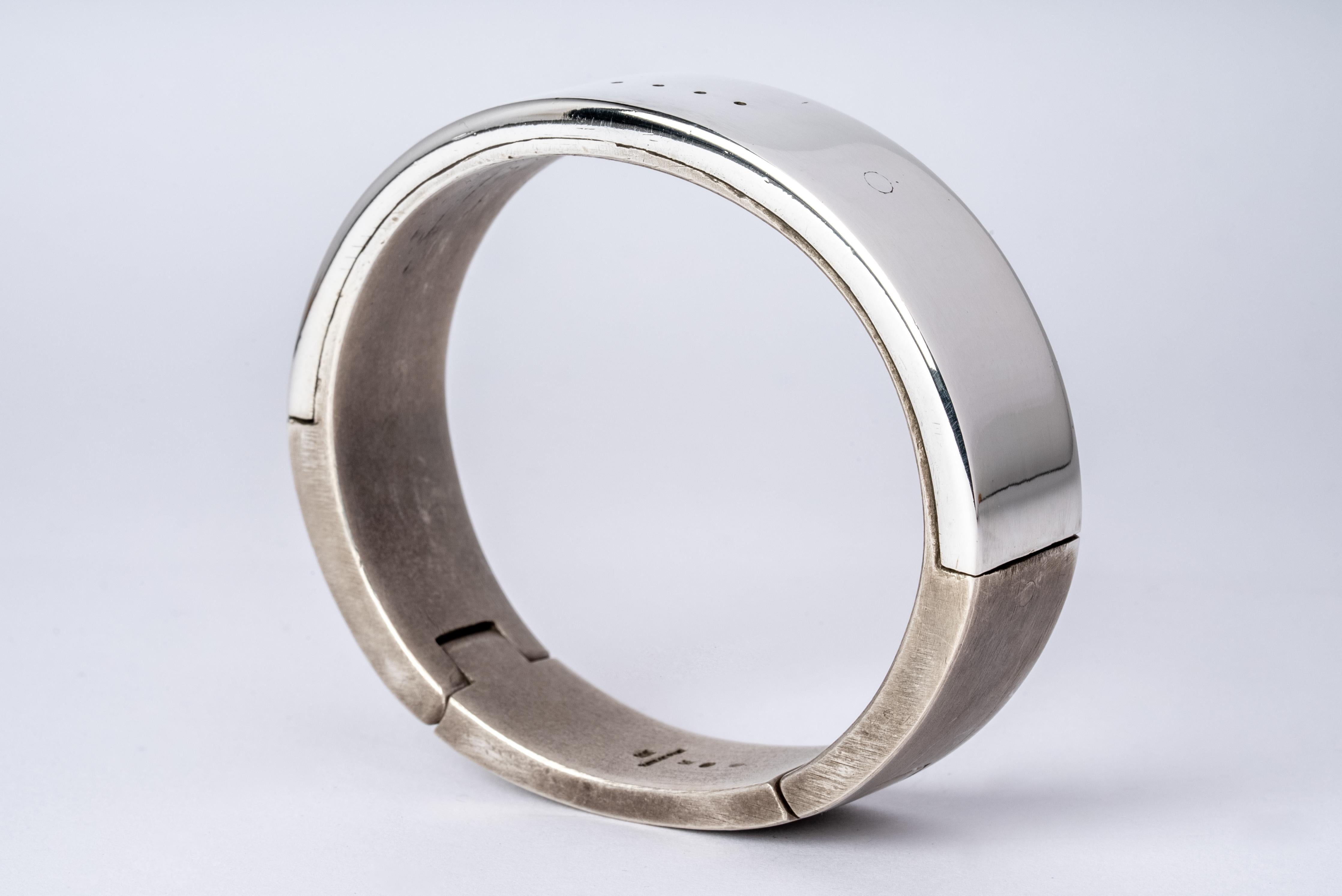 Bracelet in sterling silver. The Sistema series expresses the core principle of P/4 which is modularity. The 
