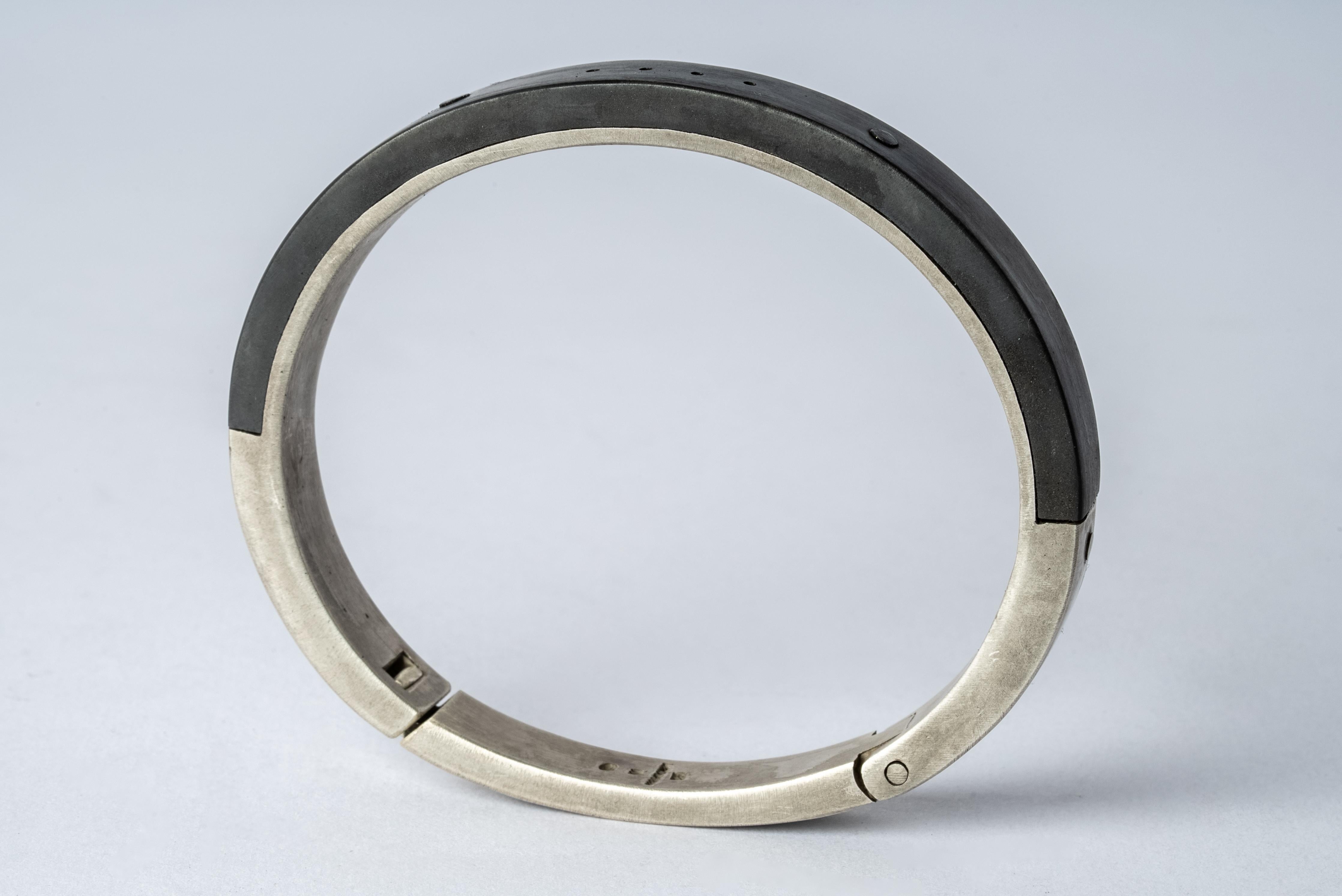 Bracelet en argent sterling traité à l'acide et en bronze noirci. La série Sistema exprime le principe fondamental du P/4, à savoir la modularité. Le 