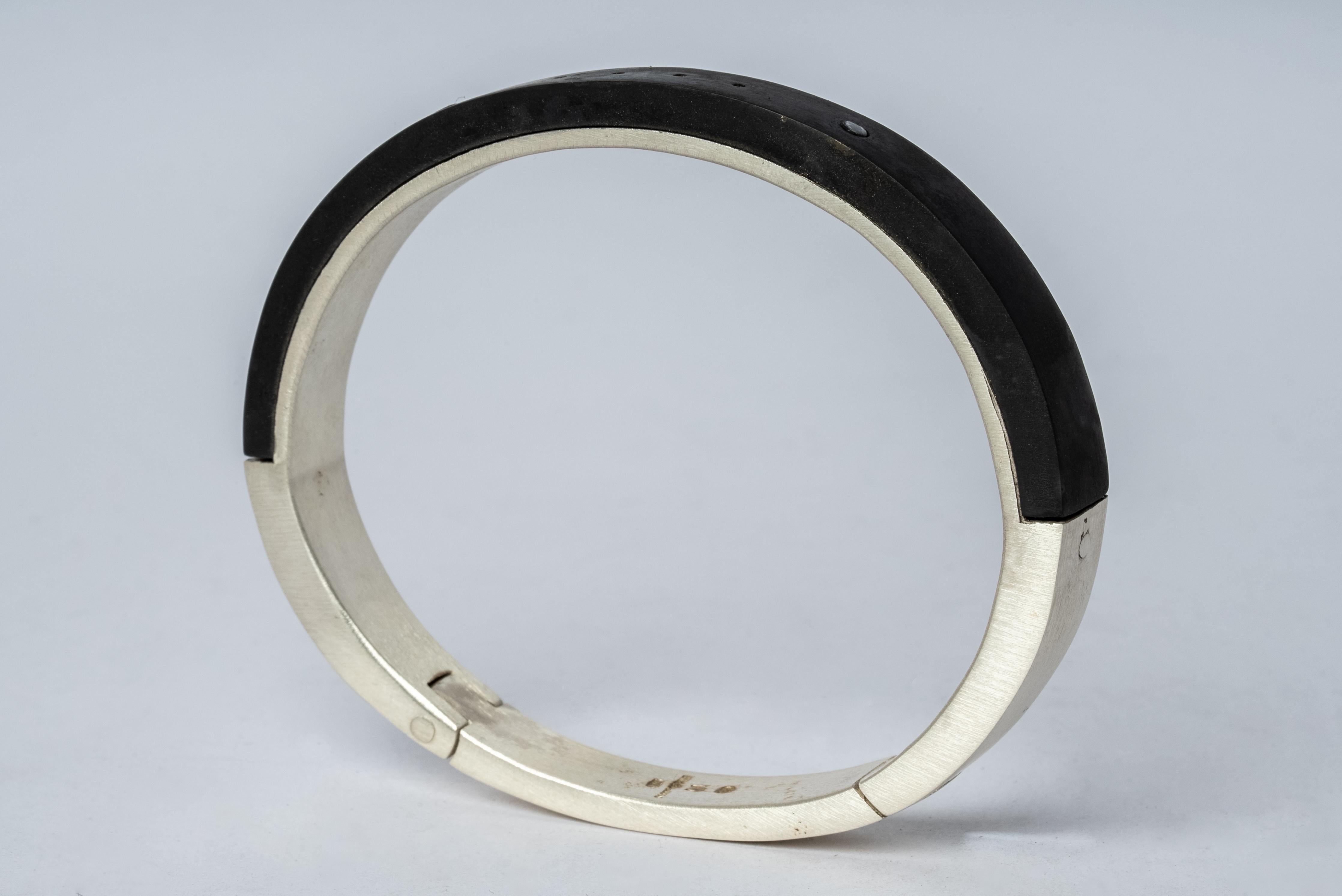Bracelet in sterling silver and blackened bronze. The Sistema series expresses the core principle of P/4 which is modularity. The 