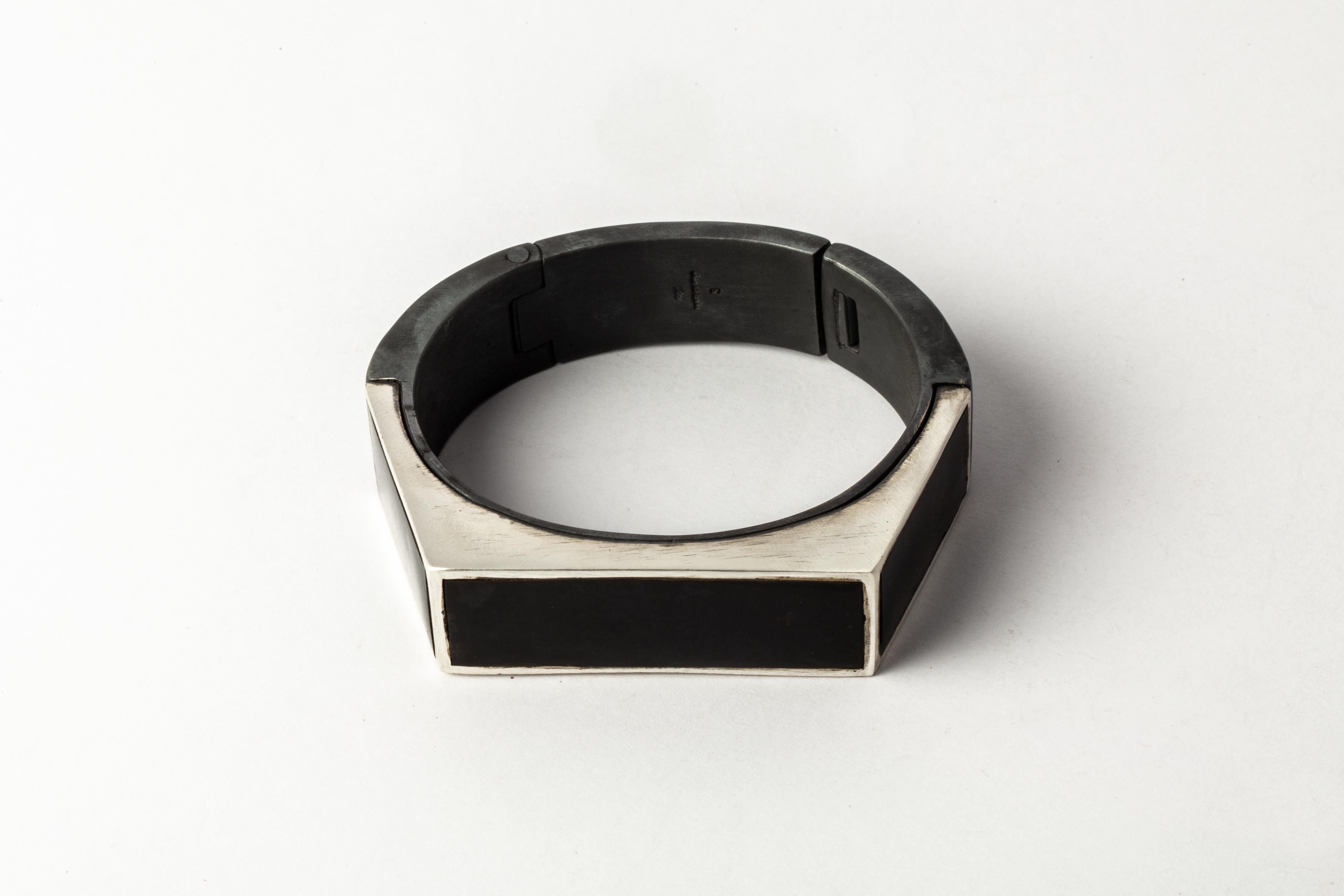 Women's or Men's Sistema Bracelet v2 (Facet Hold, 17mm, KA+MA+JET) For Sale