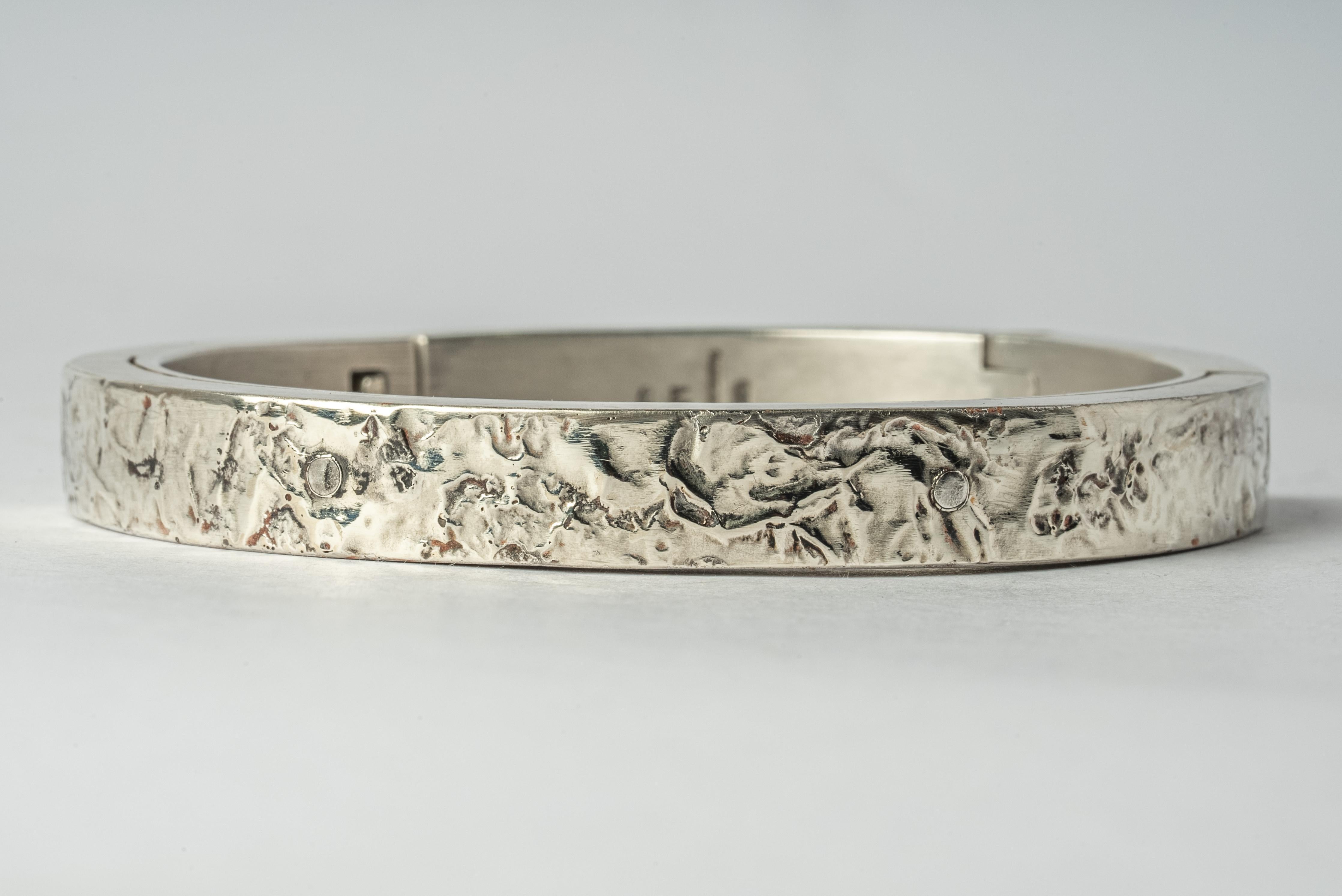 Sistema bracelet in sterling silver and 10k solid white gold layer fused on the surface. The 