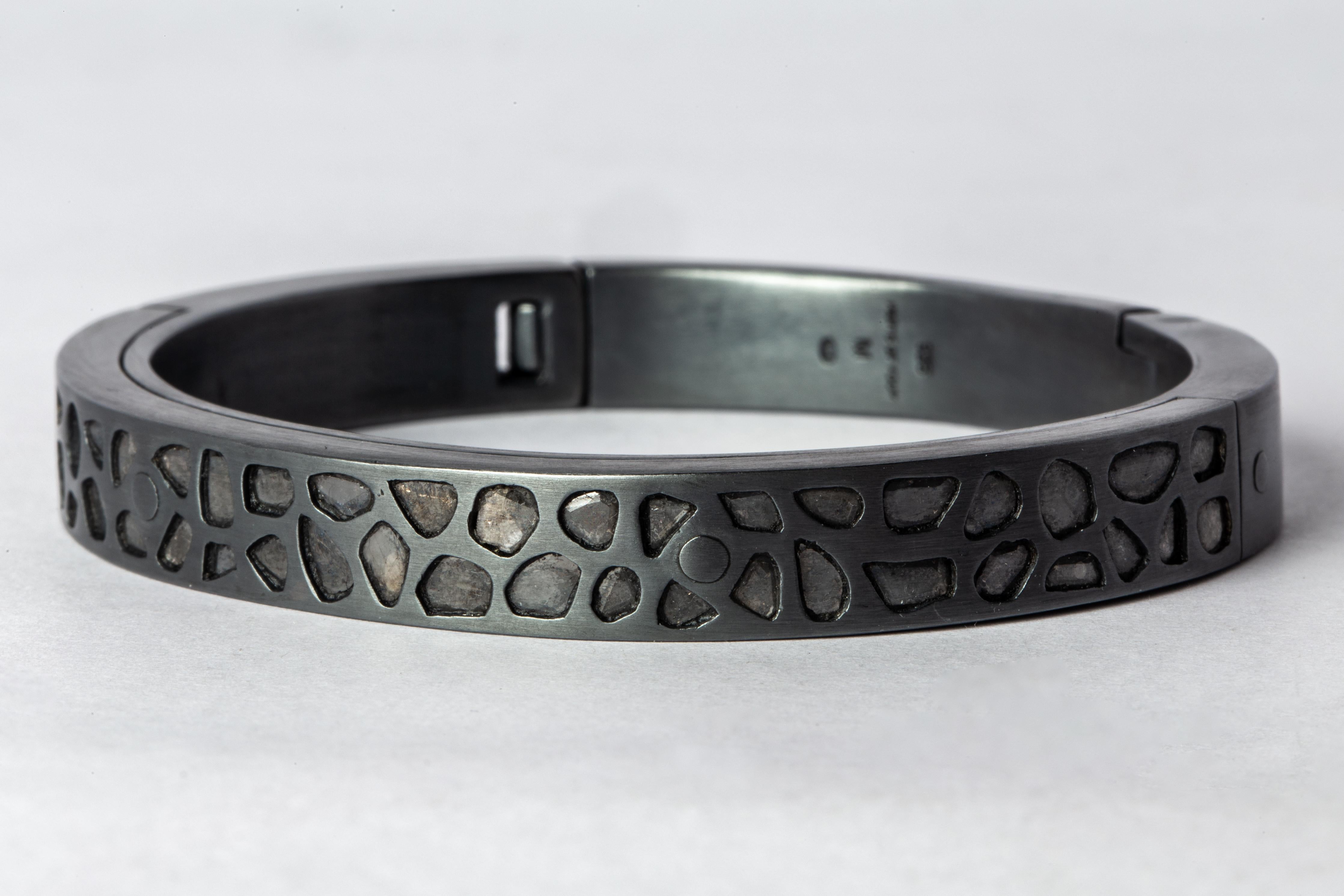 Sistema-Armband aus Sterlingsilber und Rohdiamantenplatten. Diese Platten werden aus einem größeren Diamantbrocken herausgelöst. Jedes Steinfragment und jede Form sind absolut einzigartig und das macht sie so besonders.  Der 