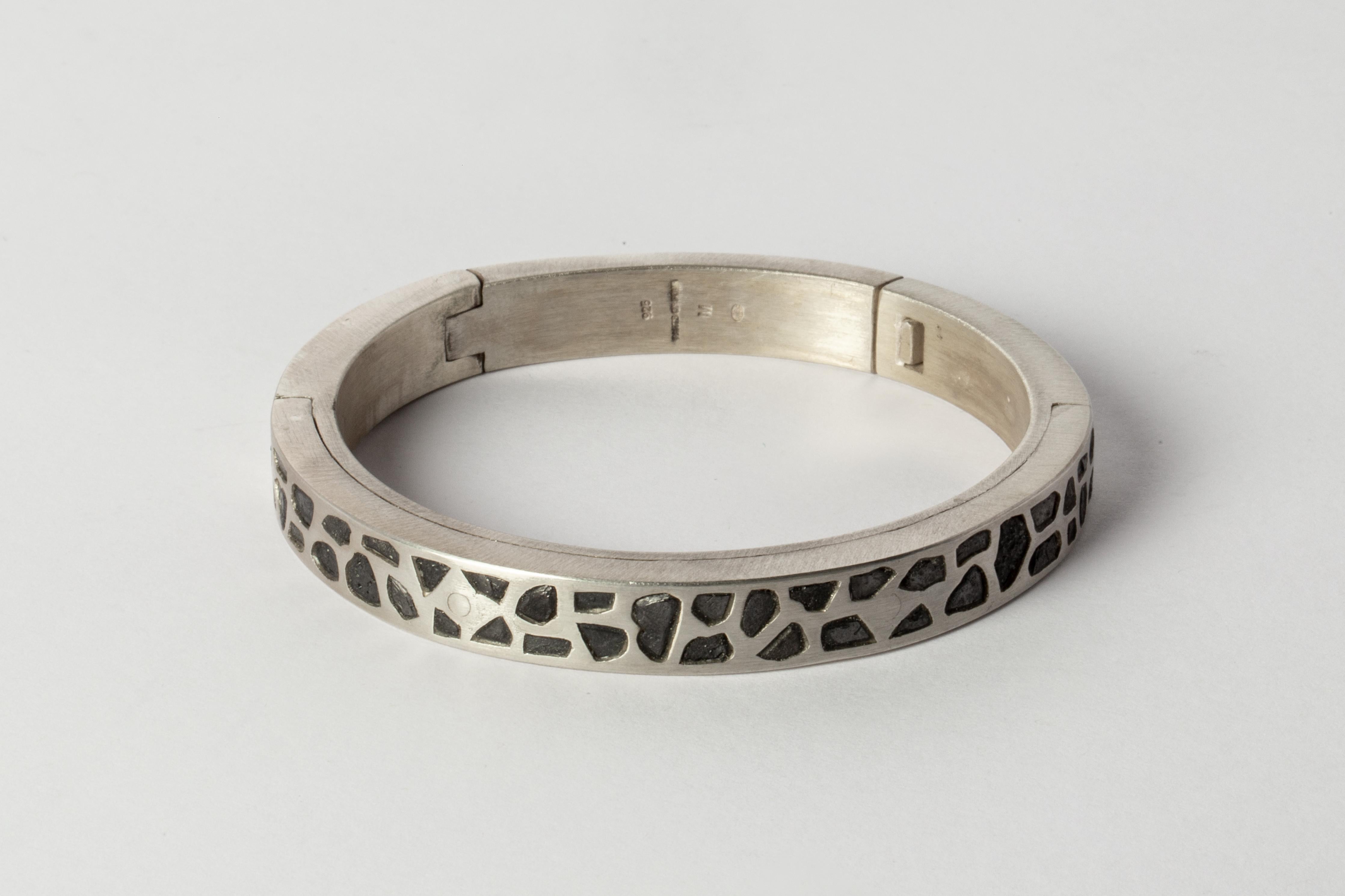 Women's or Men's Sistema Bracelet v2 (Mega Pavé, Black Diamond Fragments, 9mm, MA+KFRDIA) For Sale