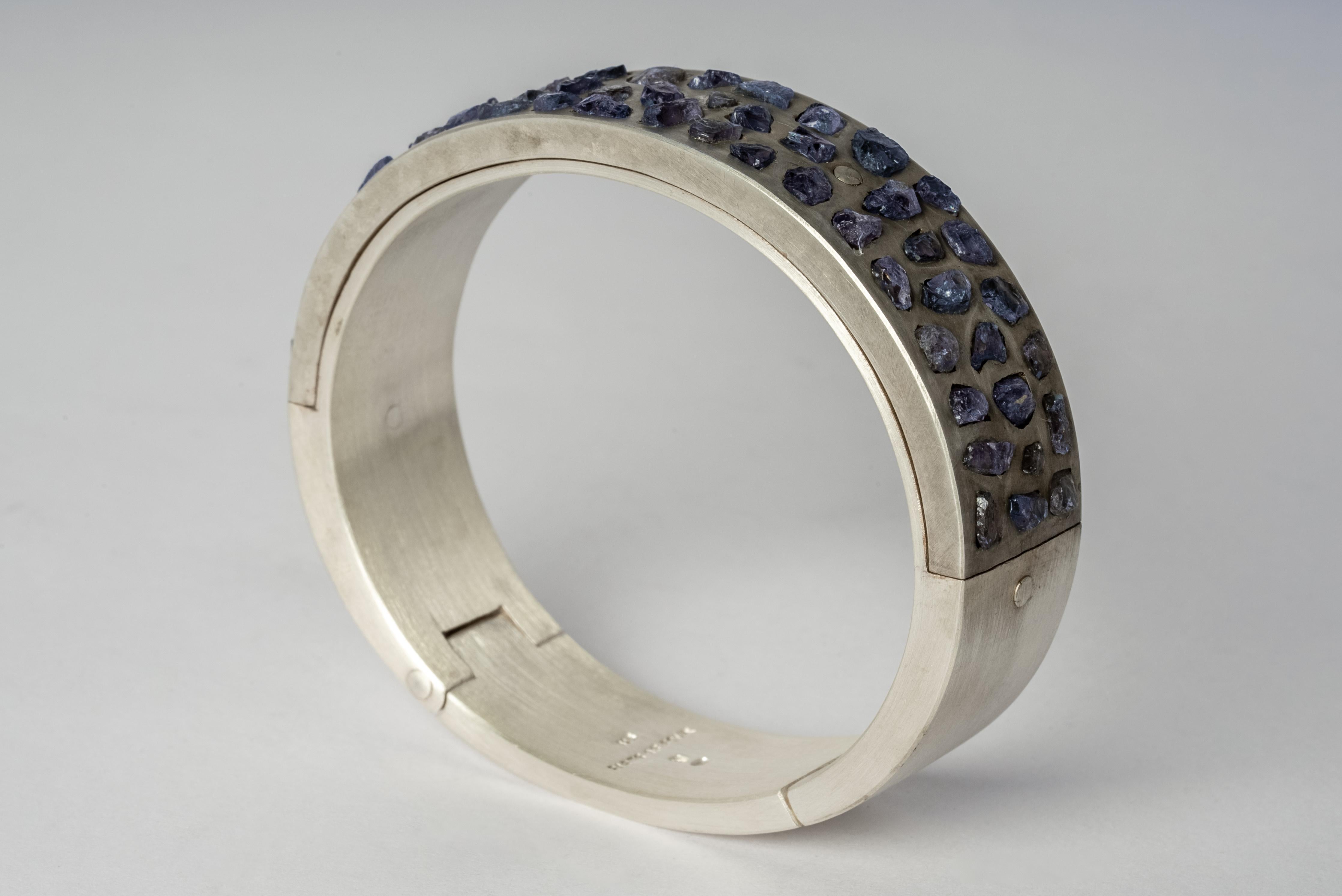 Armband aus Sterlingsilber und Platten aus rohen Tansanitfragmenten in Mega-Pave-Fassung. Dieser Artikel wird mit einem natürlich vorkommenden Element hergestellt und kann von der Abbildung abweichen. Jedes Stück ist einzigartig, und das macht es zu