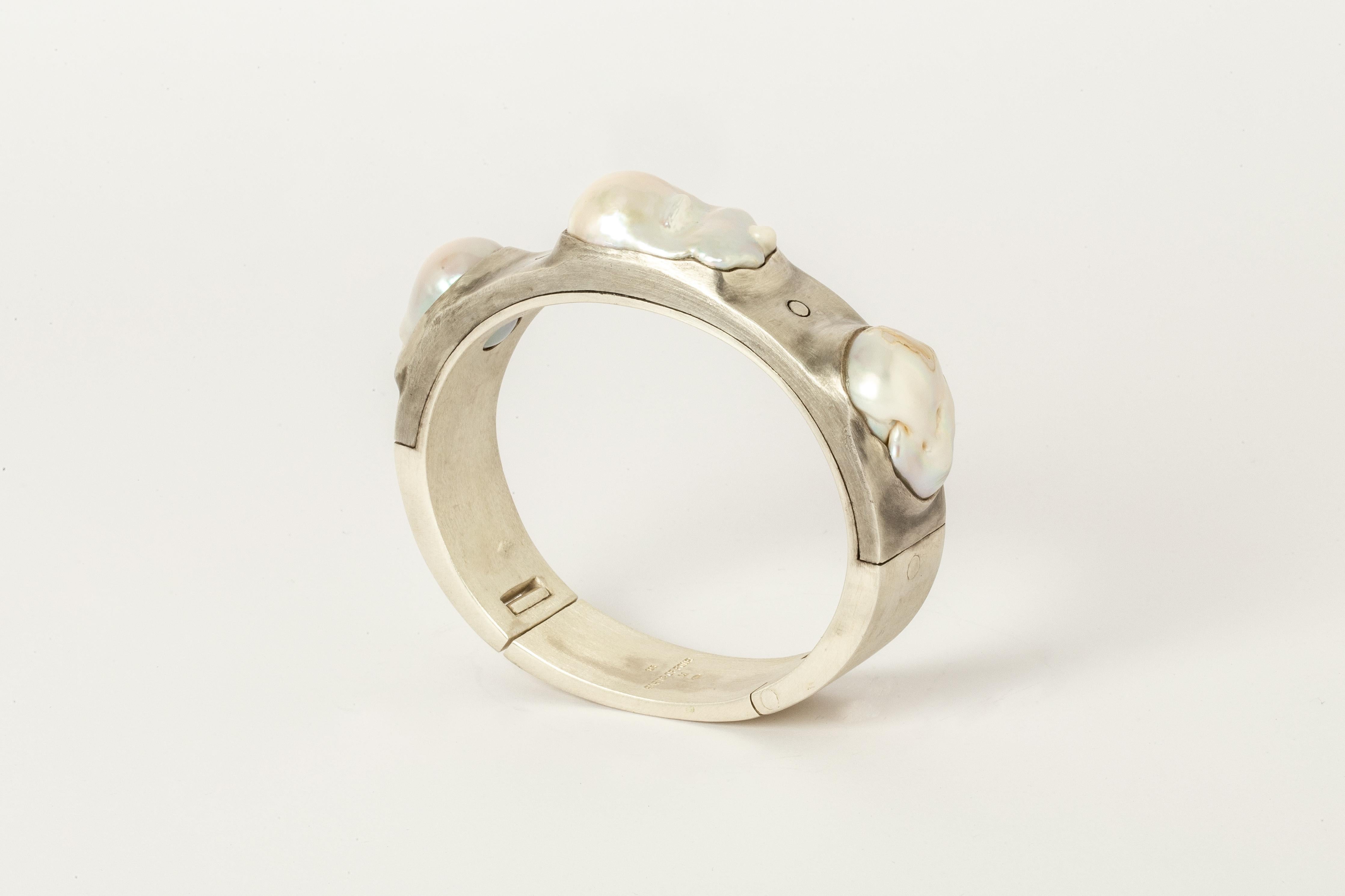 Women's or Men's Sistema Bracelet v2 (Terrestrial Surfaced, 3-White Pearl, 17mm, MA+DA+WPRL) For Sale