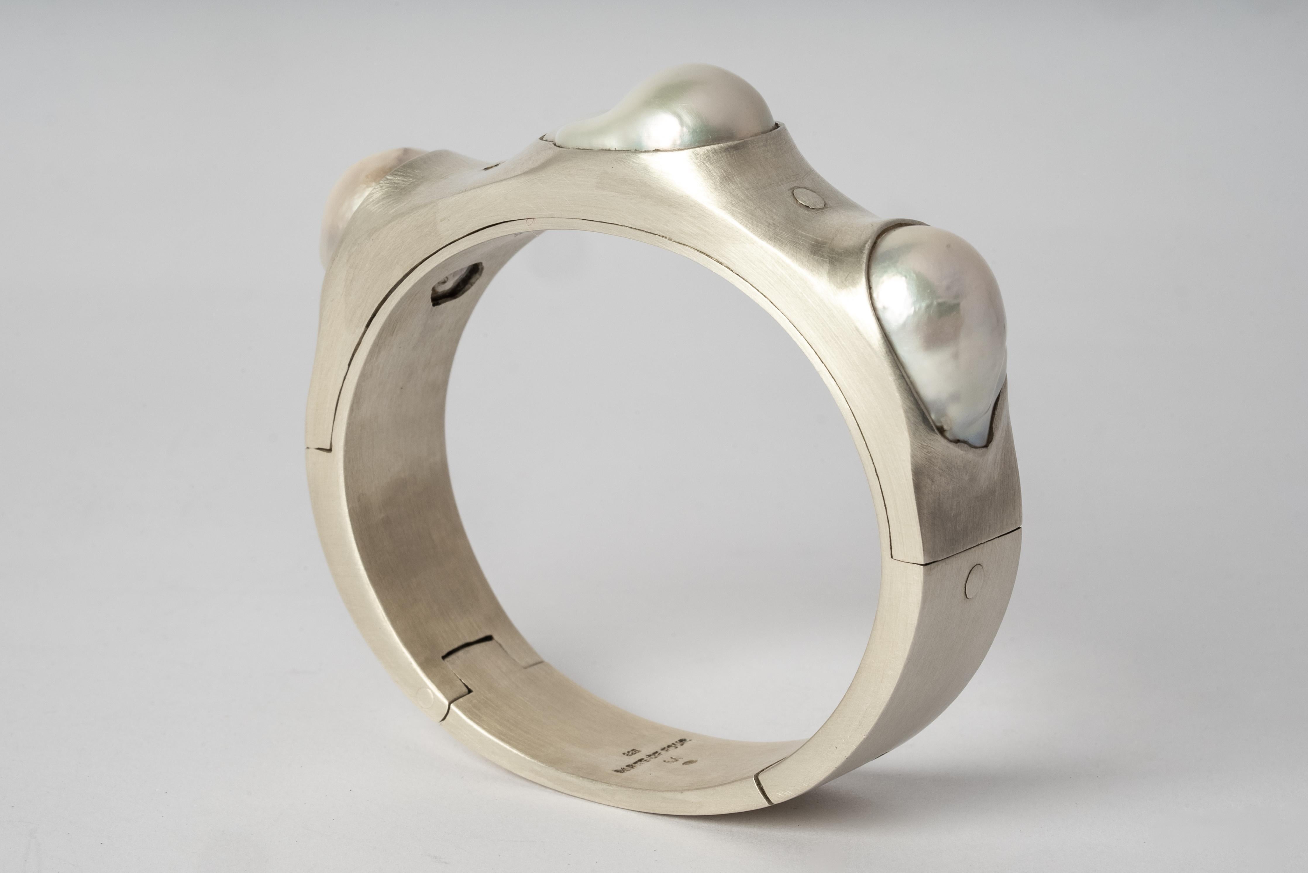 Sistema-Armband v2 (Terrestrial Surfaced, 3-weiße Perle, 17 mm, MA+WPRL) (Ungeschliffen) im Angebot
