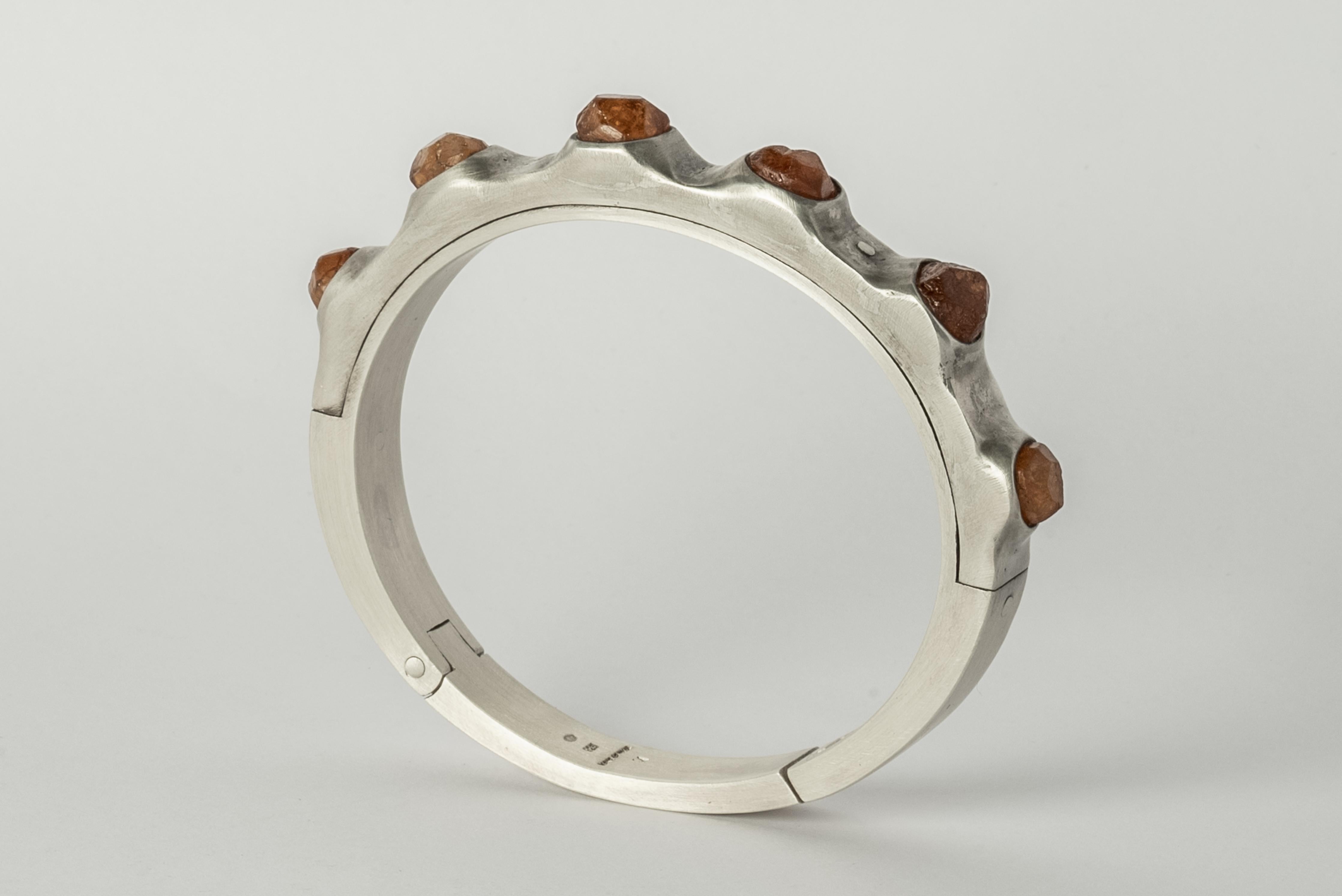 Bracelet in sterling silver and rough spessartite set in terrestrial setting. The Sistema series expresses the core principle of P/4 which is modularity. The 