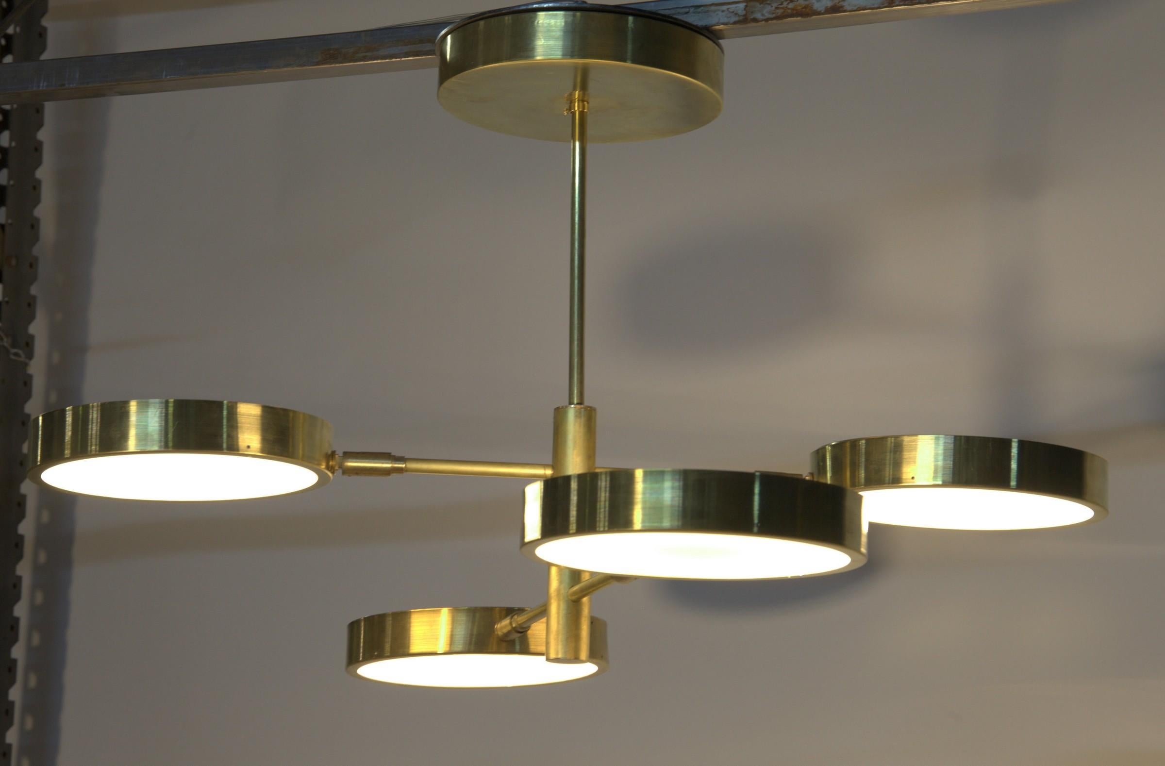 This chandelier uses an ingenious rotating stem structure and features a shallow drum-shaped shade at the end of each arm.
They work well in any space and suit both regular and low-ceilinged rooms wonderfully.
The result is uniform lighting from