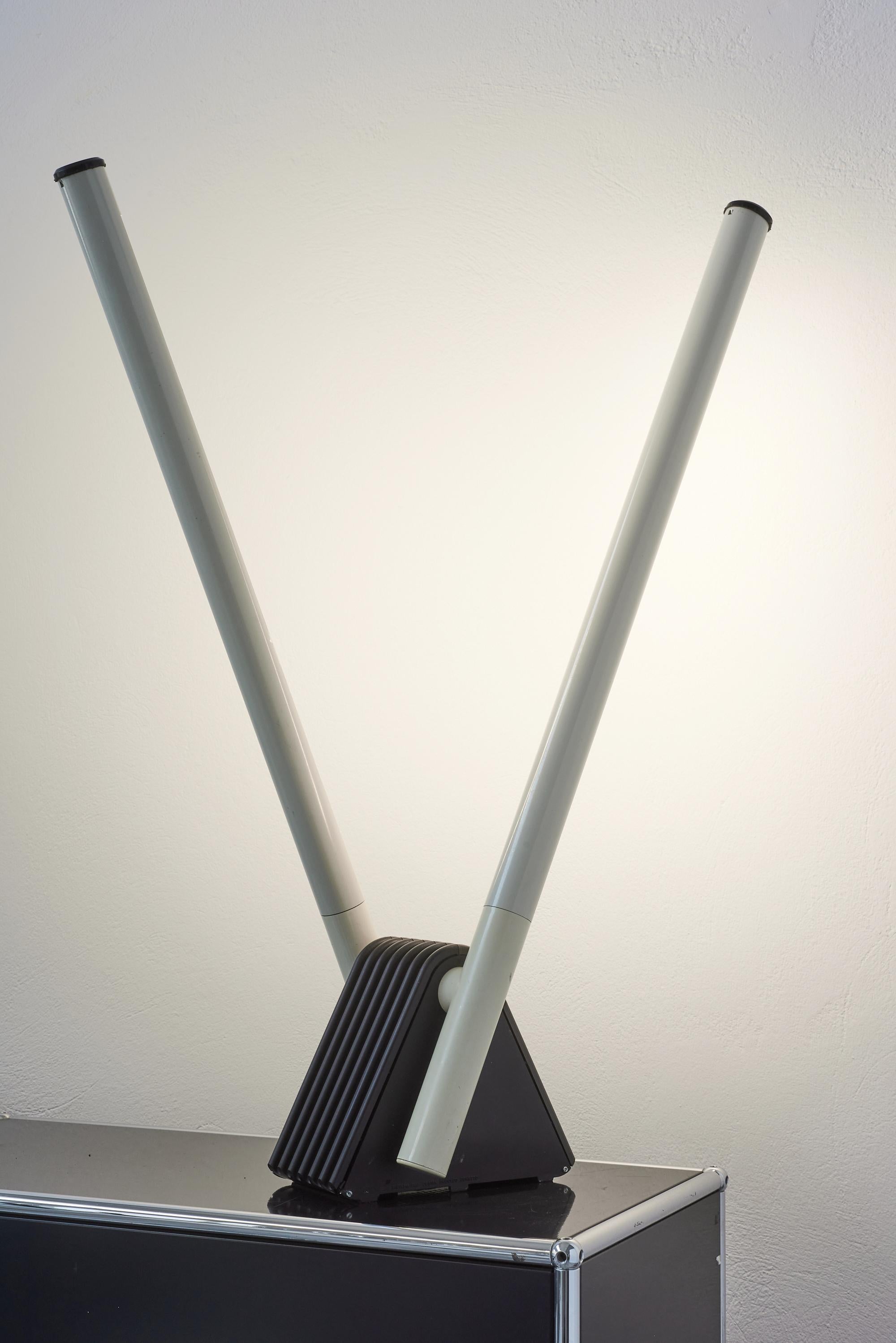Sistema  Lampadaire/plafonnier réglable en fluo de Rodolfo Bonetto pour Luci Italia, années 1980.
Les barres sont réglables et permettent à la lampe d'être étroite ou large.
Une conception belle et intelligente, idéale pour créer une atmosphère.