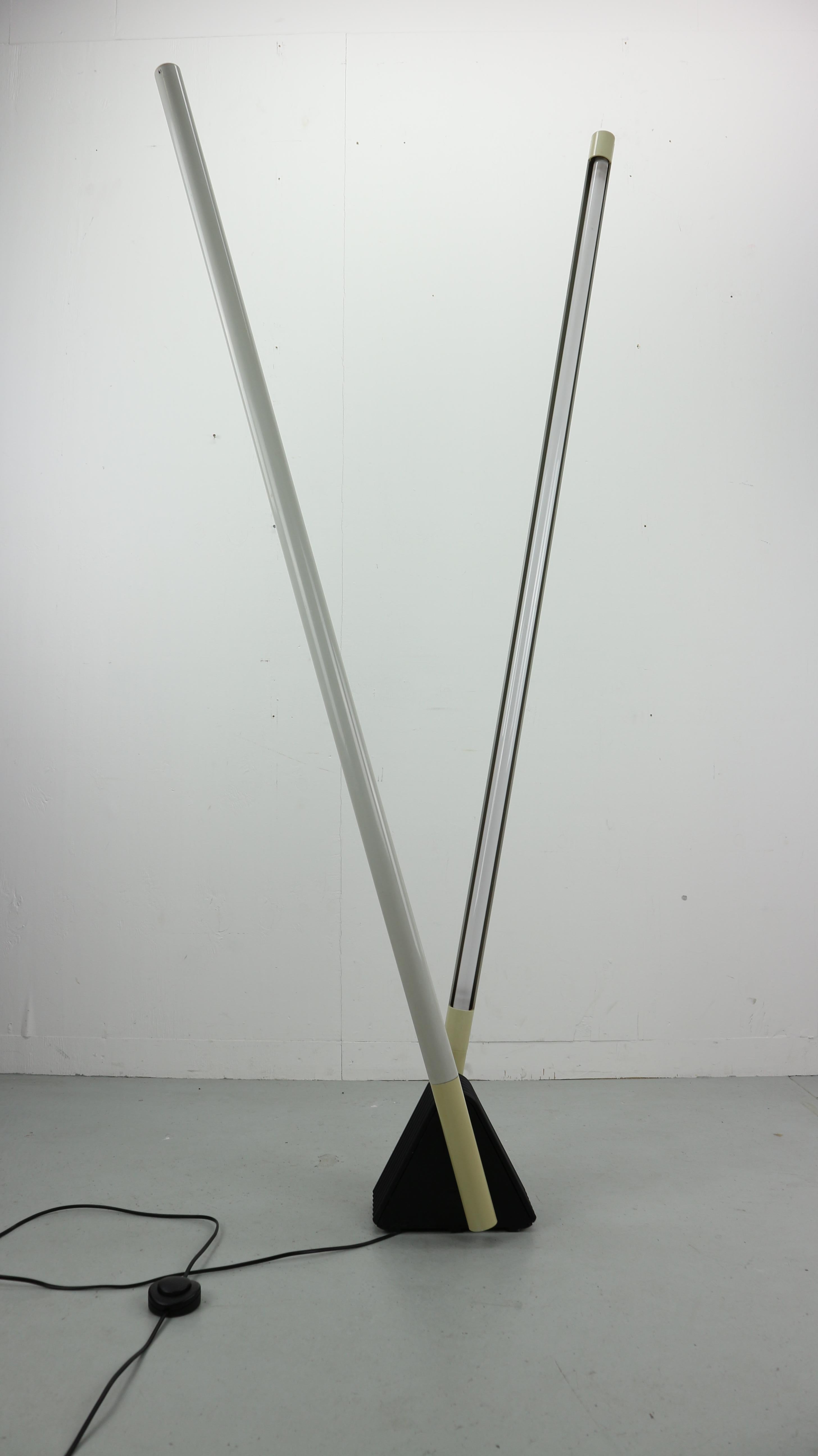 Sehr schöne verstellbare Sistema Flu Lampe:: entworfen von Rodolfo Bonetto für Luci:: Italien 1981. Diese Steh-:: Wand- oder Deckenleuchte (Höhe 182 cm) hat einen schwarzen dreieckigen Fuß und zwei graue verstellbare Arme. Die Leuchte kann an der