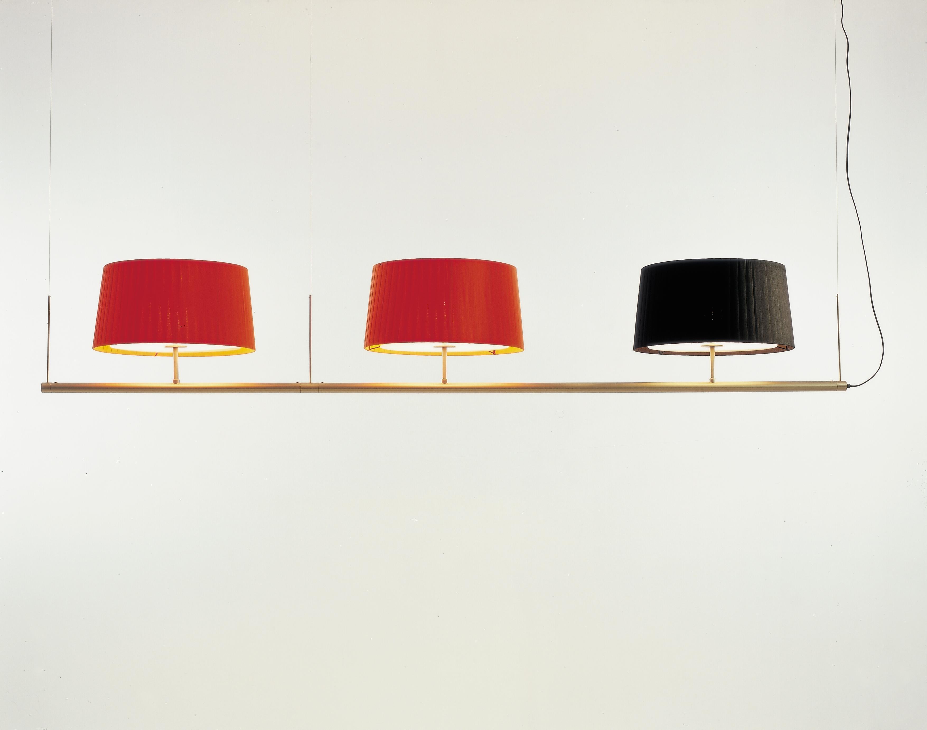 Sistema Gran Fonda Pendant Lamp II by Gabriel Ordeig Cole.
Dimensions: D 45 x W 223 x H 35 cm
Materials: Metal, ribbon.
Lampshades: 2x Red and 1x Black.
Available in other lampshade colors.
Available in multiple composition