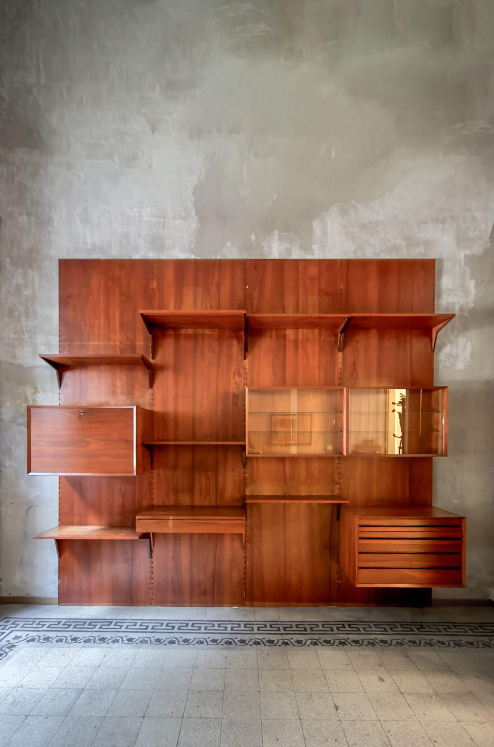 “Sistema Reale” Modular Bookshelf by Poul Cadovius for Cado
Product details
Scandinavian shelving system with five wall panels supporting various shelves, drawers, and display cabinets
Made of teak
The photo shows only four out of the five modules,