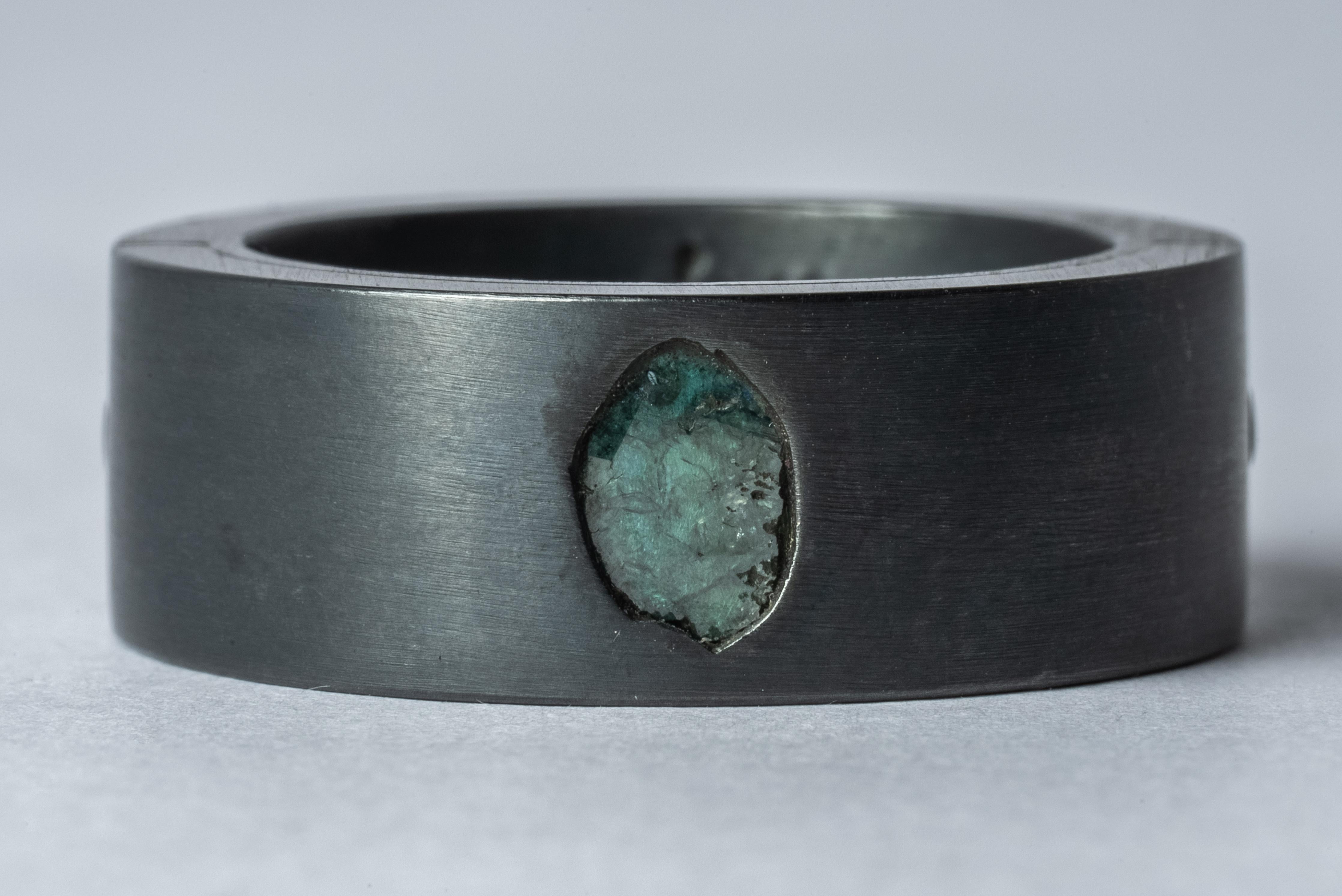 Ring in oxidized sterling silver and a slab of rough diamond. The Sistema series is first family within Parts of Four. As a mode of creation it expresses the core principle of P/4 which is modularity. The 