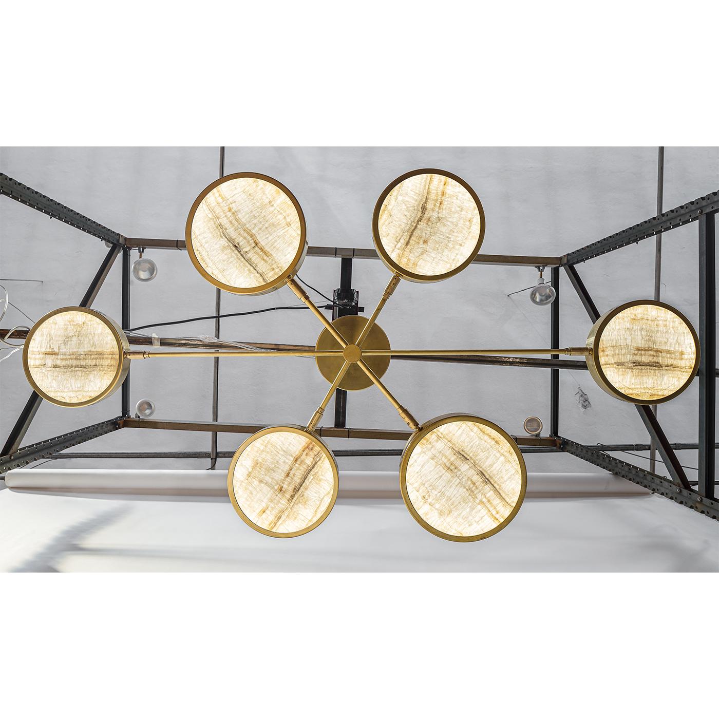XXI secolo e contemporaneo Lampadario Sistema Solare a 6 bracci in ottone e onice di Silvio Piattelli in vendita
