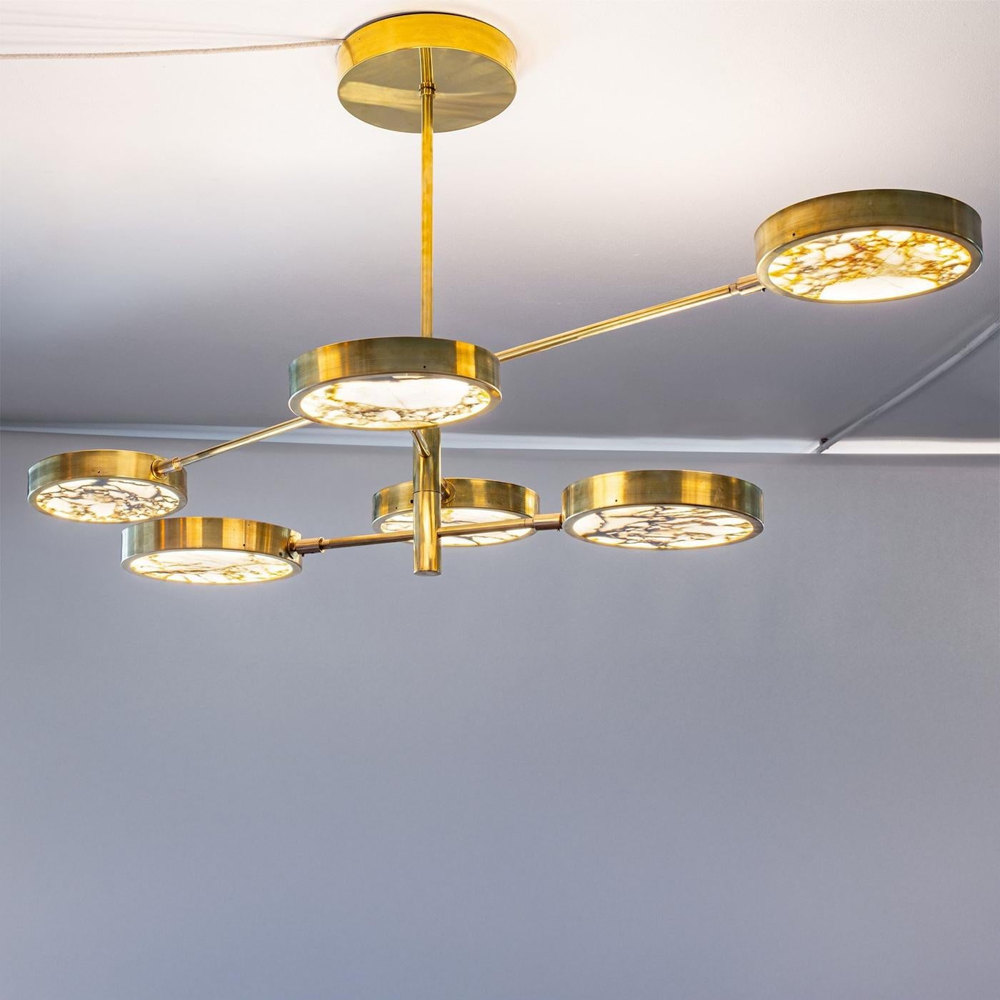 The Sistema collection features a version with Calacatta gold marble, a rare and elegant marble from the Tuscan Alps. The chandelier’s versatile design suits any space, with a minimal 18 cm drop, perfect for low ceilings. The 6-shade version