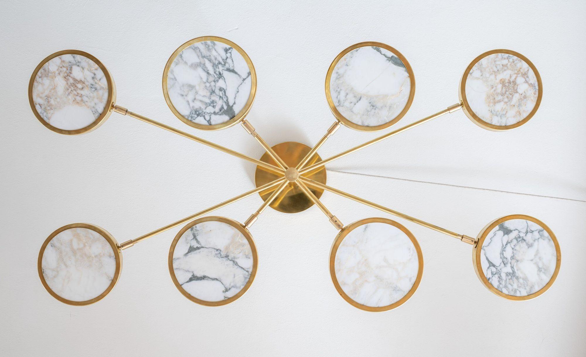 Lustre Sistema Solare design Piattelli, marbre doré et laiton Calacatta, 8 abat-jour en vente 2