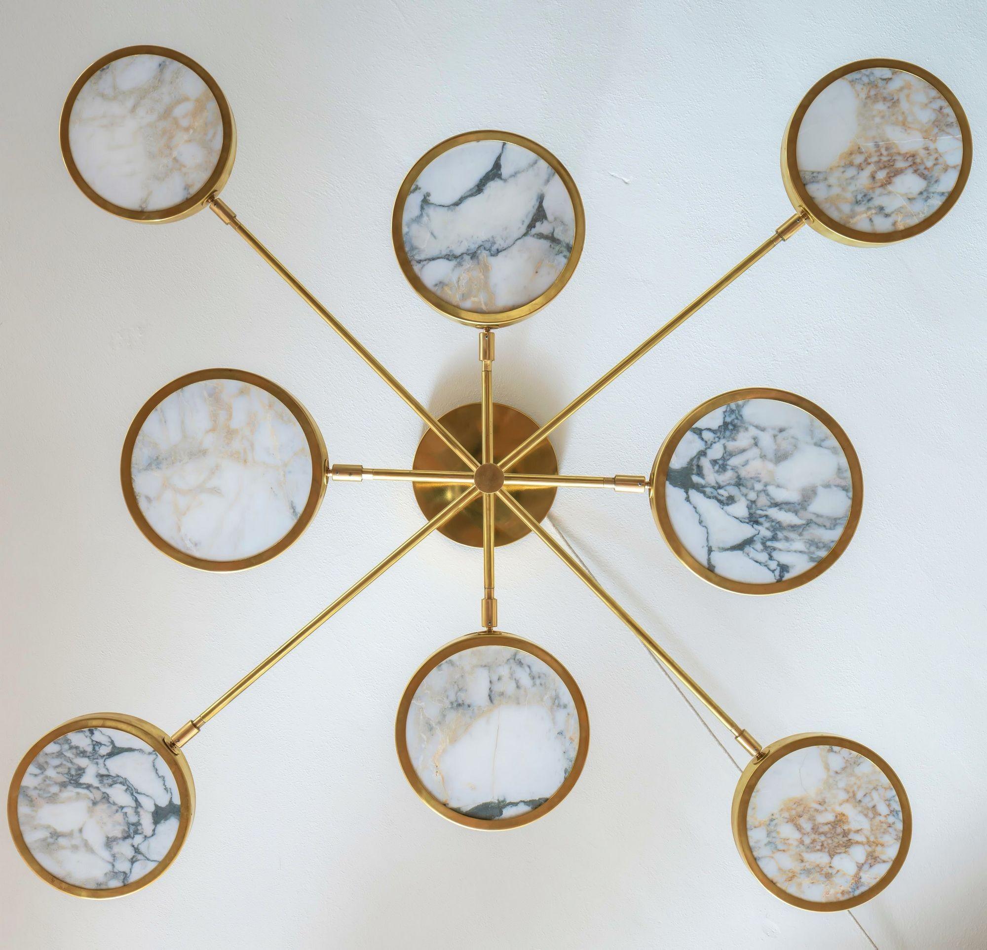 XXIe siècle et contemporain Lustre Sistema Solare design Piattelli, marbre doré et laiton Calacatta, 8 abat-jour en vente