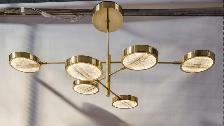Sistema Solare Chandelier, Piattelli Design, Ivory-toned Onyx and Brass, 6-shade In New Condition For Sale In Tavarnelle val di Pesa, Florence