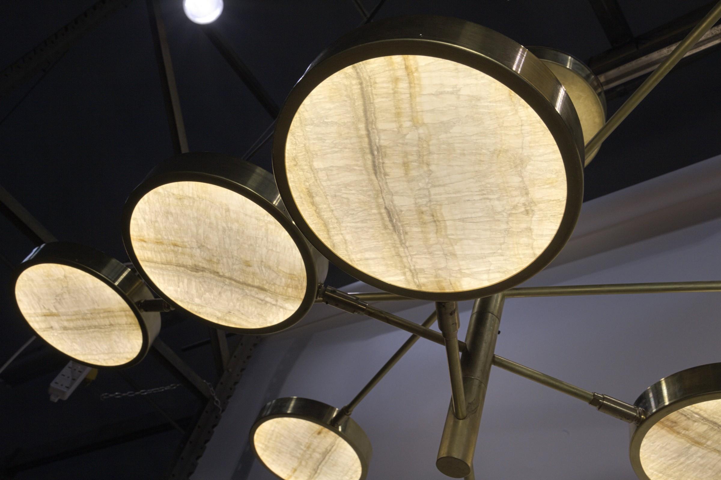 Sistema Solare, lampadario di lusso a 8 bracci rotanti in ottone e onice avorio in vendita 4