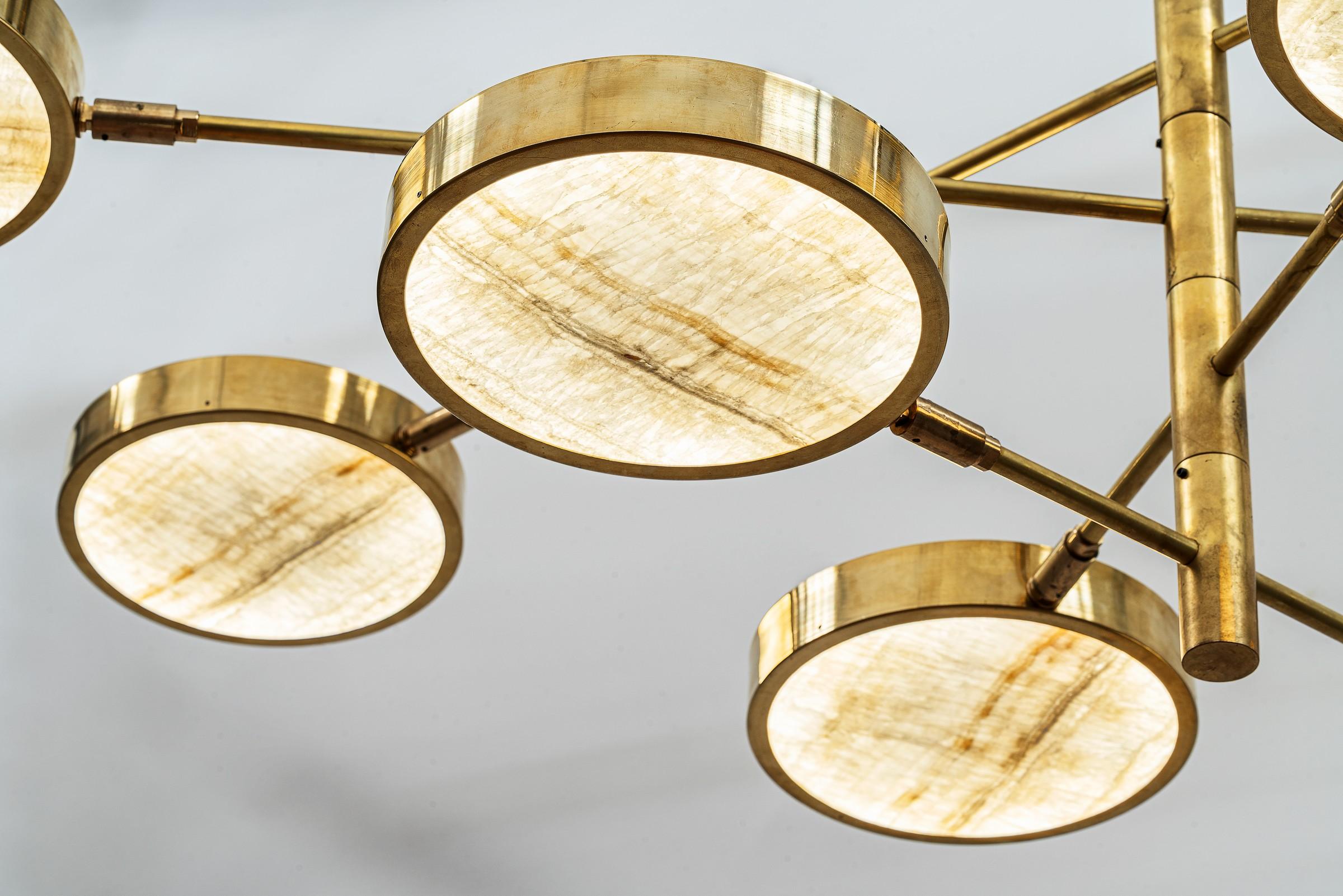 Mid-Century Modern Sistema Solare, Luxury Ivory Onyx and Brass 8 Rotating Orbitale Arms Chandelier For Sale