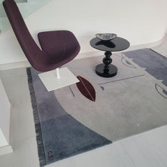 Alfombra Sister Punk  gris claro y oscuro, con rojo oscuro, cara geométrica, alfombra de lana