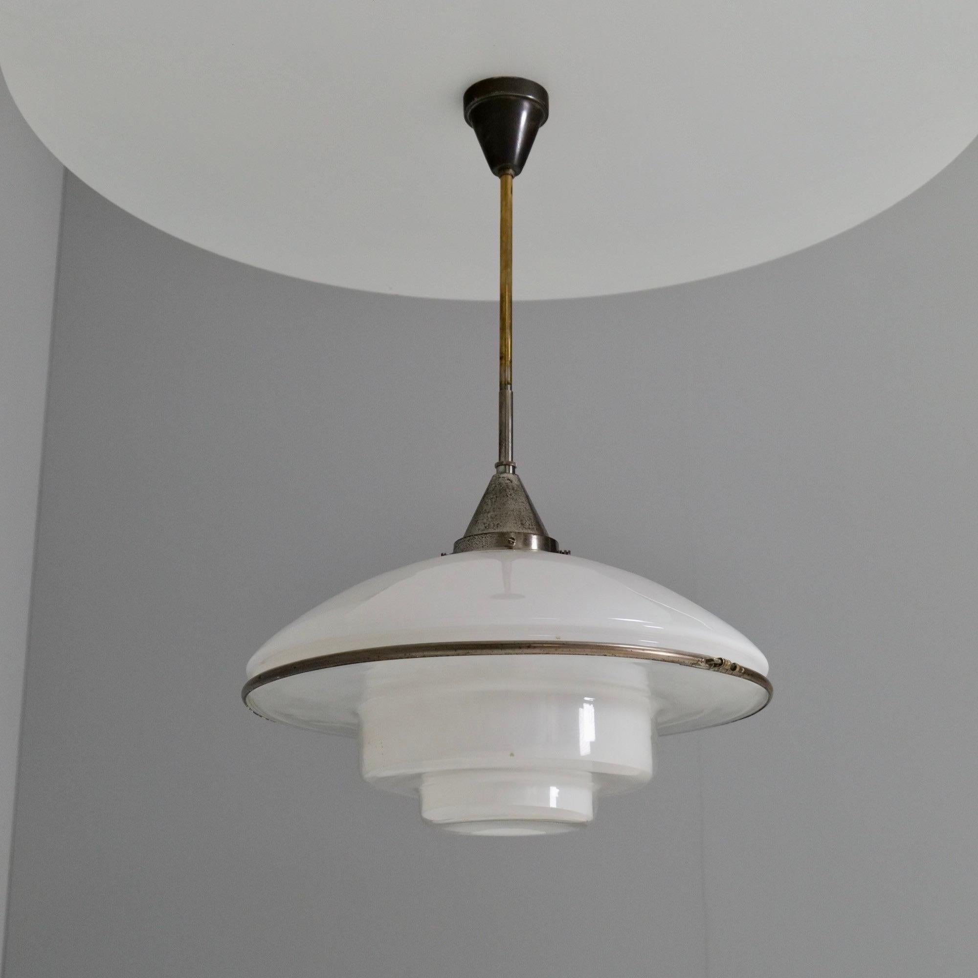 Seltene deutsche Art-Deco-Lampe aus den 1930er Jahren, entworfen von Otto Müller für Sistrah Leuchten. Die Entwürfe von Otto Müller waren ein neues Konzept für die Beleuchtung. Diese Leuchte besteht aus insgesamt sieben Elementen, von denen fünf
