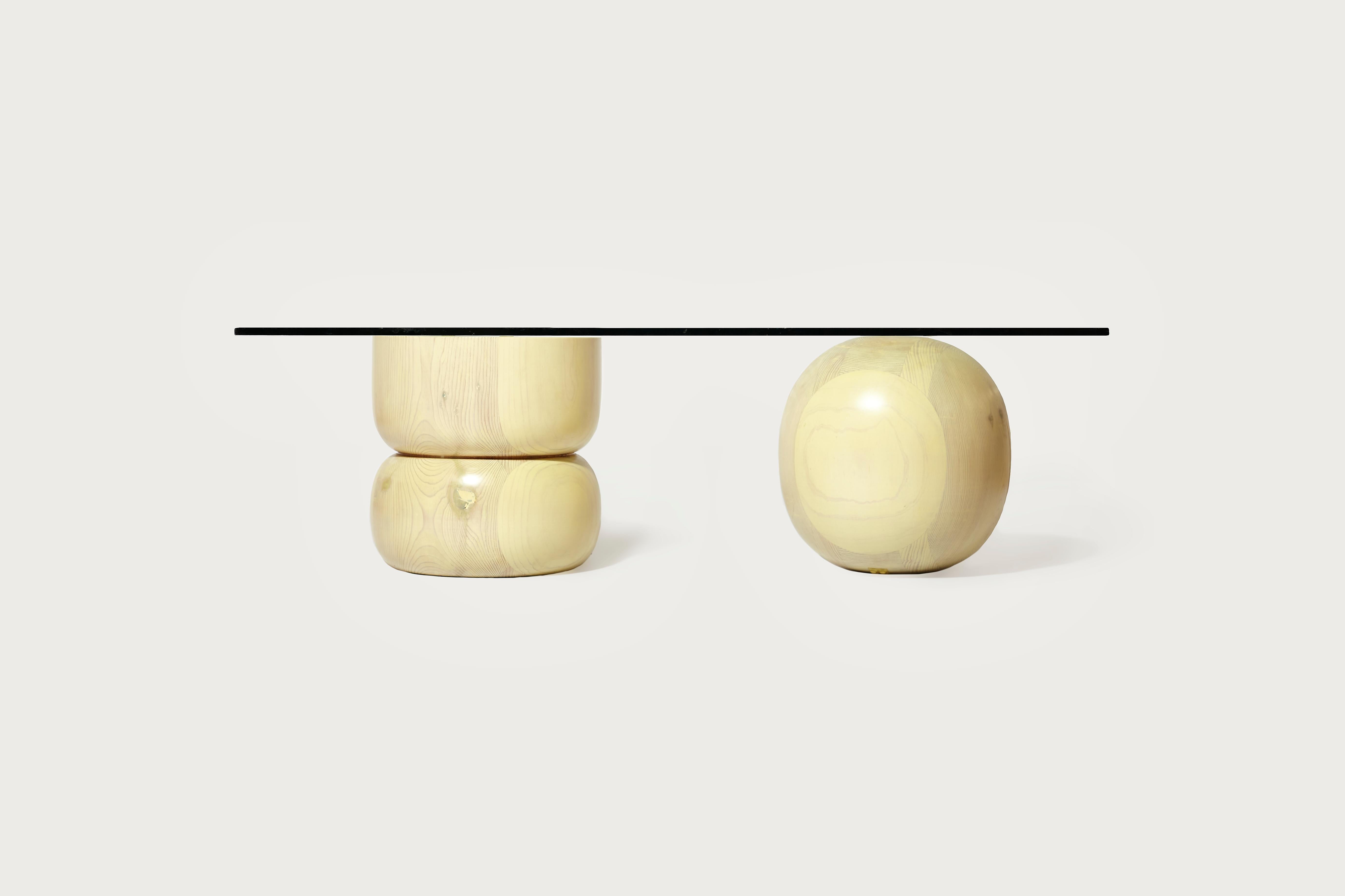 En un acto de equilibrio, esta mesa de centro abstrae y celebra la idea de lo absurdo. La 