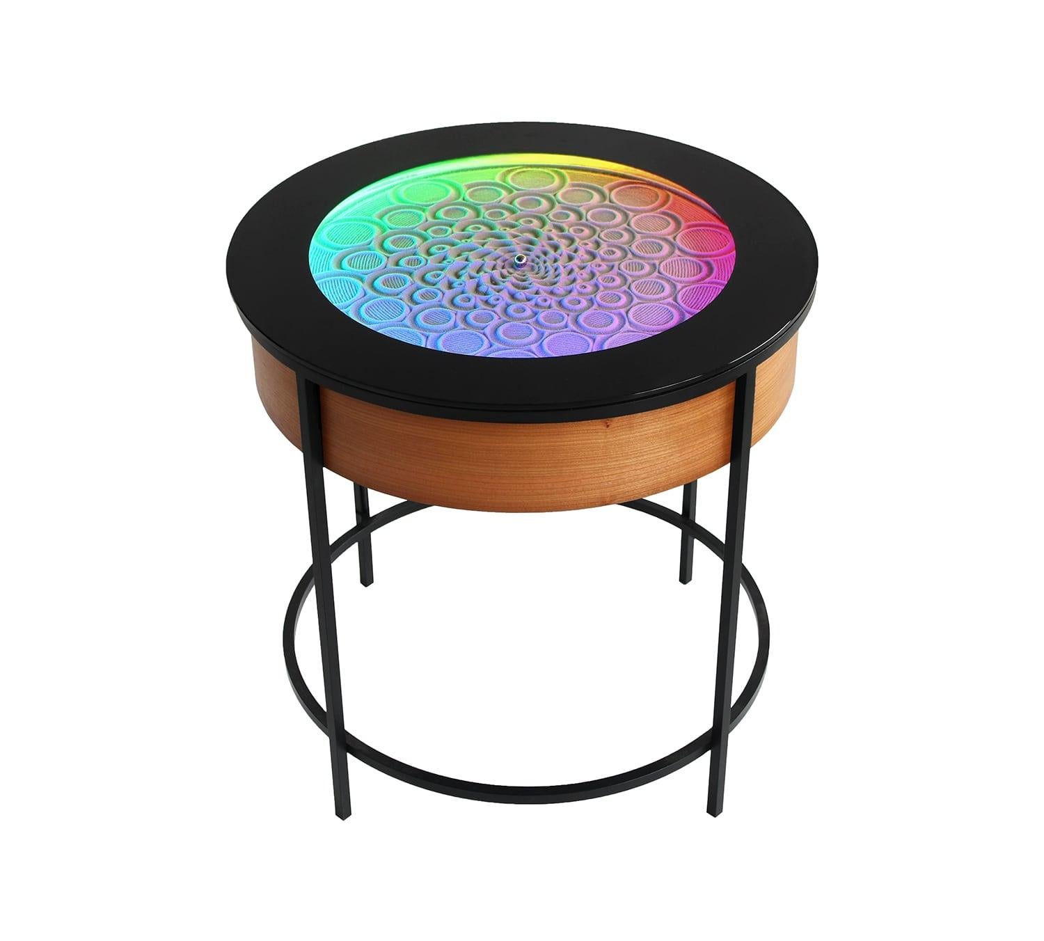 La mesa auxiliar metálica Sísifo es una pieza versátil, perfecta para una gran variedad de espacios. Desde acentos de oficina, dormitorios y mucho más, esta mesa aportará un impresionante arte cinético que seguro que te hipnotizará. Con su duradera