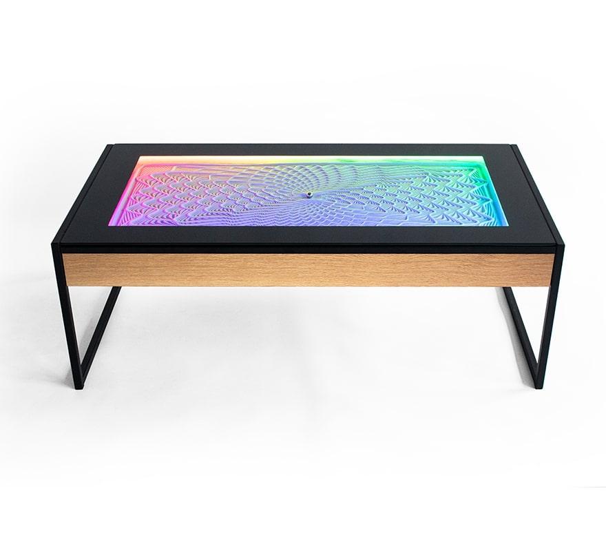 Erleben Sie kinetische Kunst in einer neuen Form mit Xyla. Die handgefertigten Xyla-Möbel bestechen durch ihre Langlebigkeit und ihr innovatives Design, das sich perfekt in Ihren Raum einfügt. Mit seiner Platte aus gehärtetem Glas ist dieser Tisch