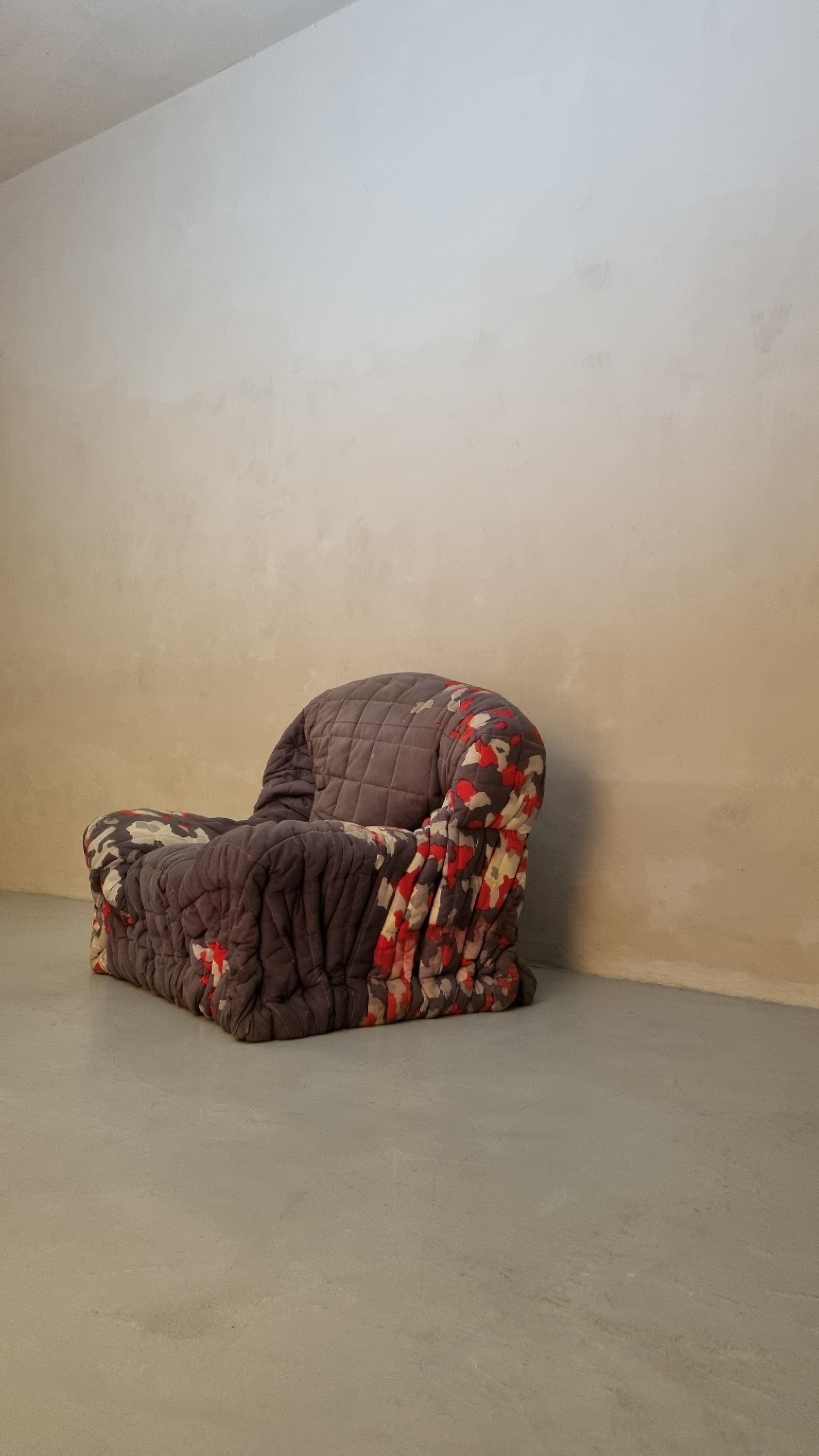 Sillón Sit Down diseñado por Gaetano Pesce para Cassina en 1975.
Estructura de acero, contrachapado moldeado, poliuretano inyectado en frío, tejido de guata de poliéster acolchado.
Buen estado, la silla ha sido higienizada y limpiada por una empresa