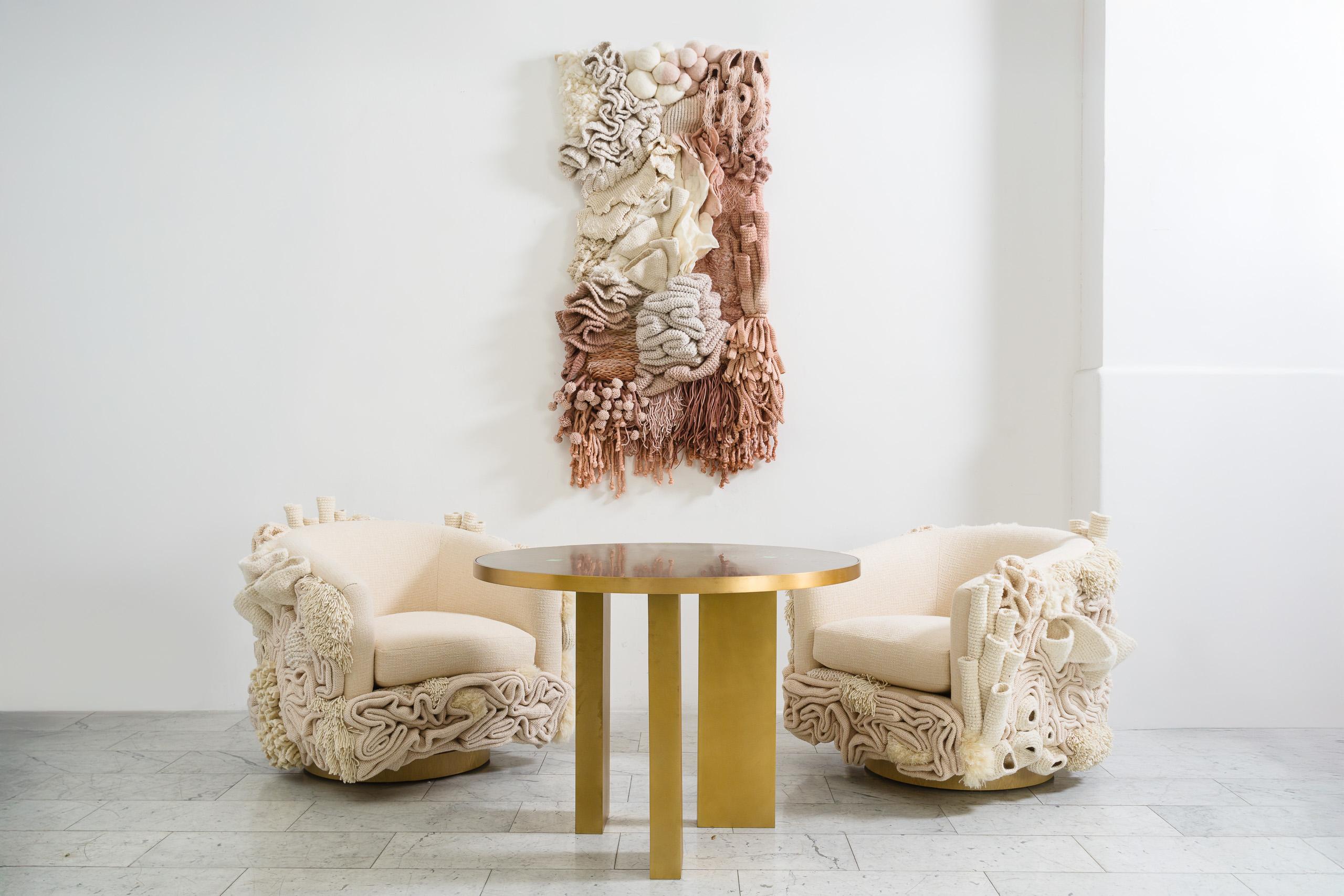 Una delle prime forme di artigianato umano, il tessuto è un linguaggio universale, essenziale e accessorio. Negli ultimi otto anni l'artista nomade Erik Speer ha creato collage sperimentali di fiber art che impiegano una serie di tecniche: macrame,