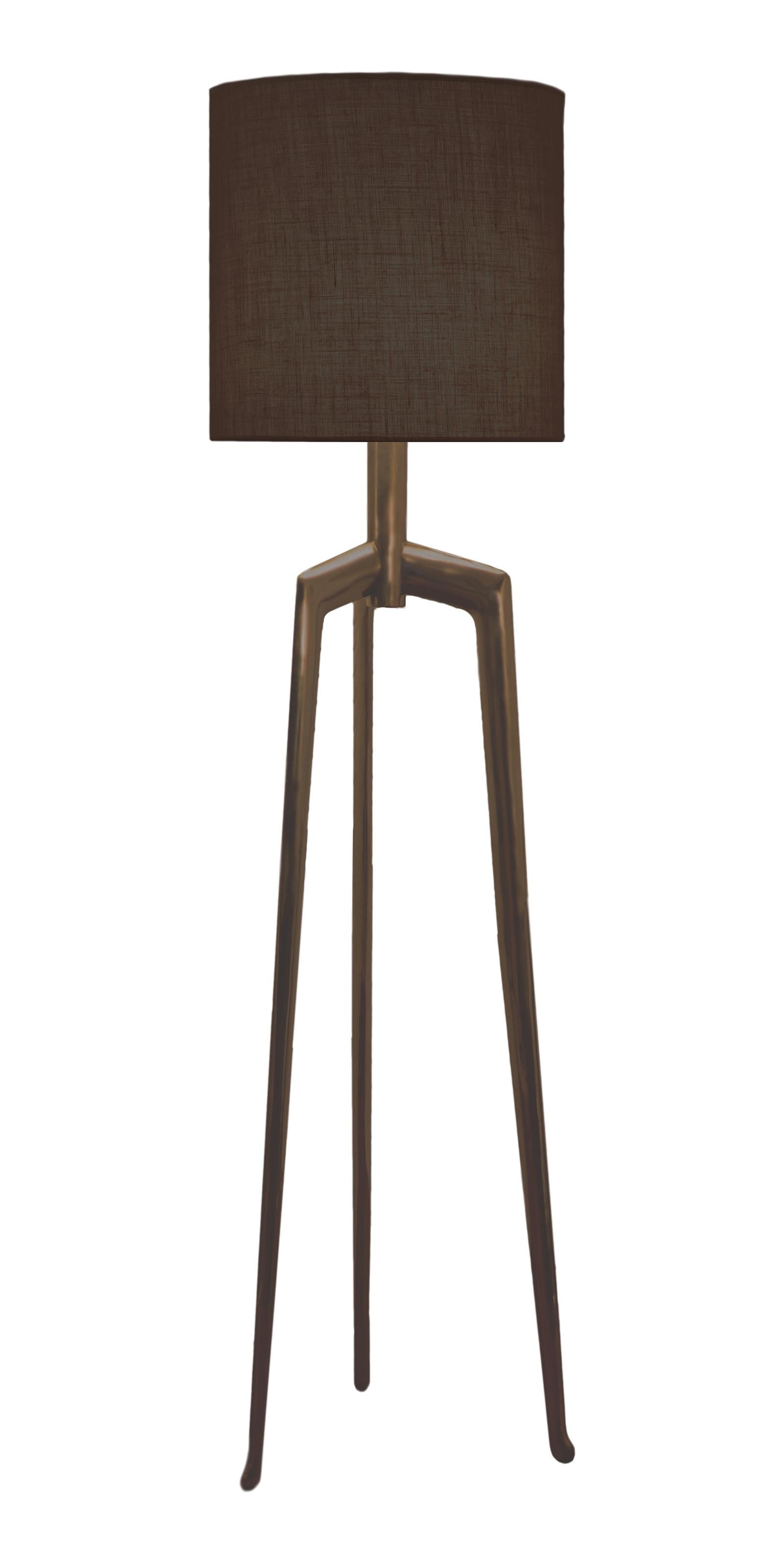 Sita. co - Stylish and useful cast bronze floor lamp with contemporary design.
A base presents natural irregularities of the productive process. Available in two finishes:
Polished: The edition does not take varnish, which makes the surface a