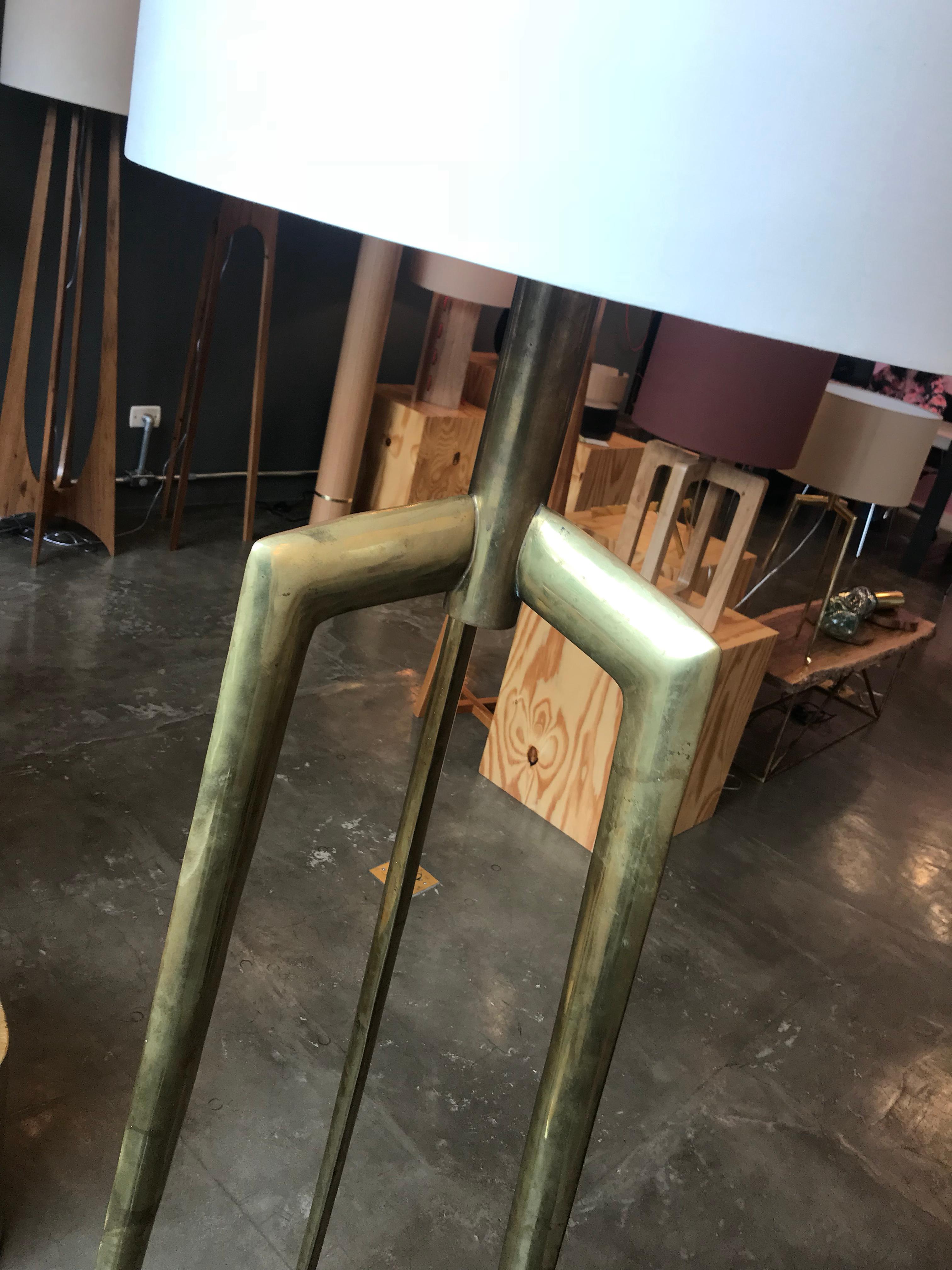 Modern Brazilian contemporary floor lamp made of cast bronze For Sale