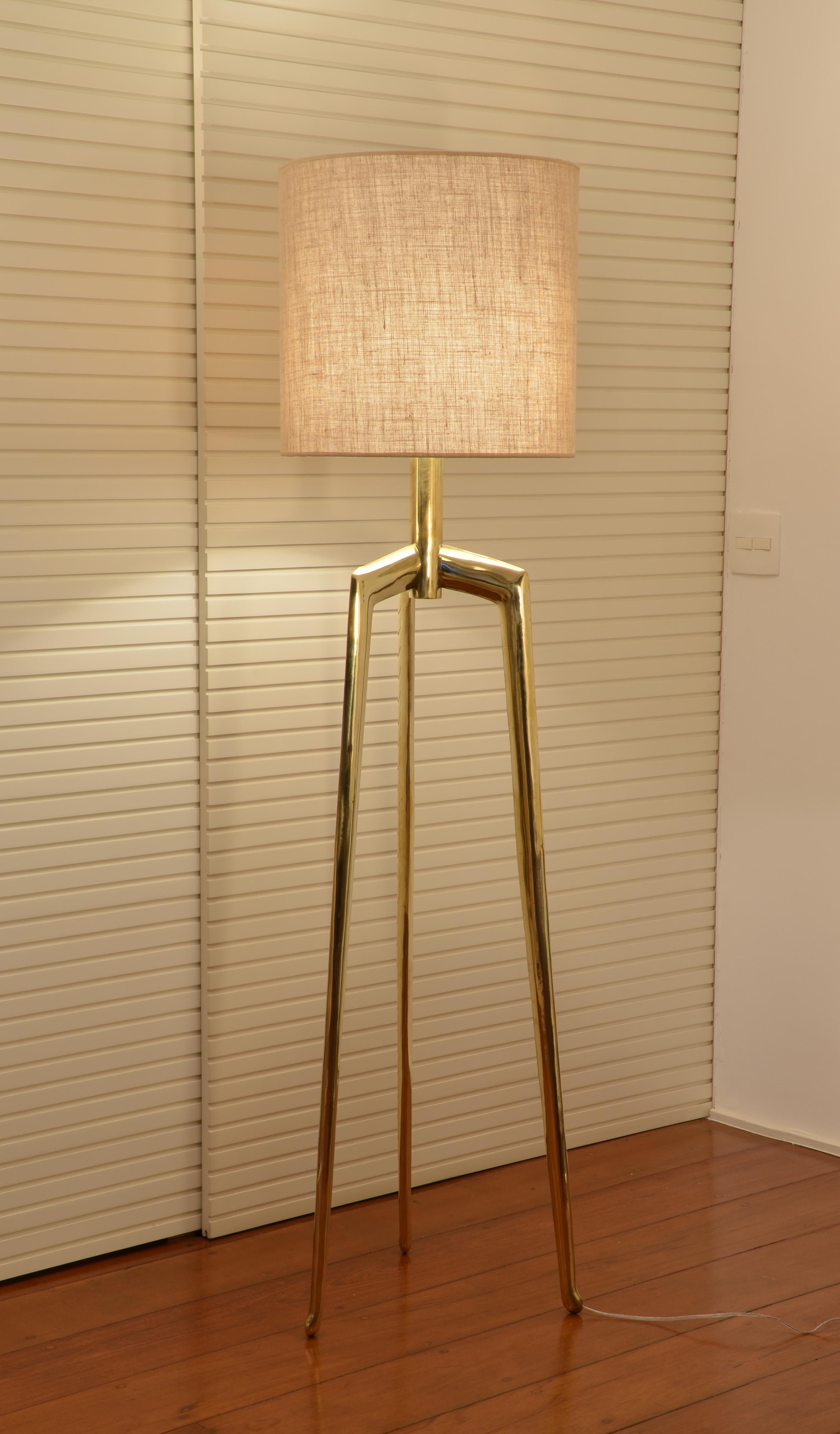 Cast Brazilian contemporary floor lamp made of cast bronze For Sale