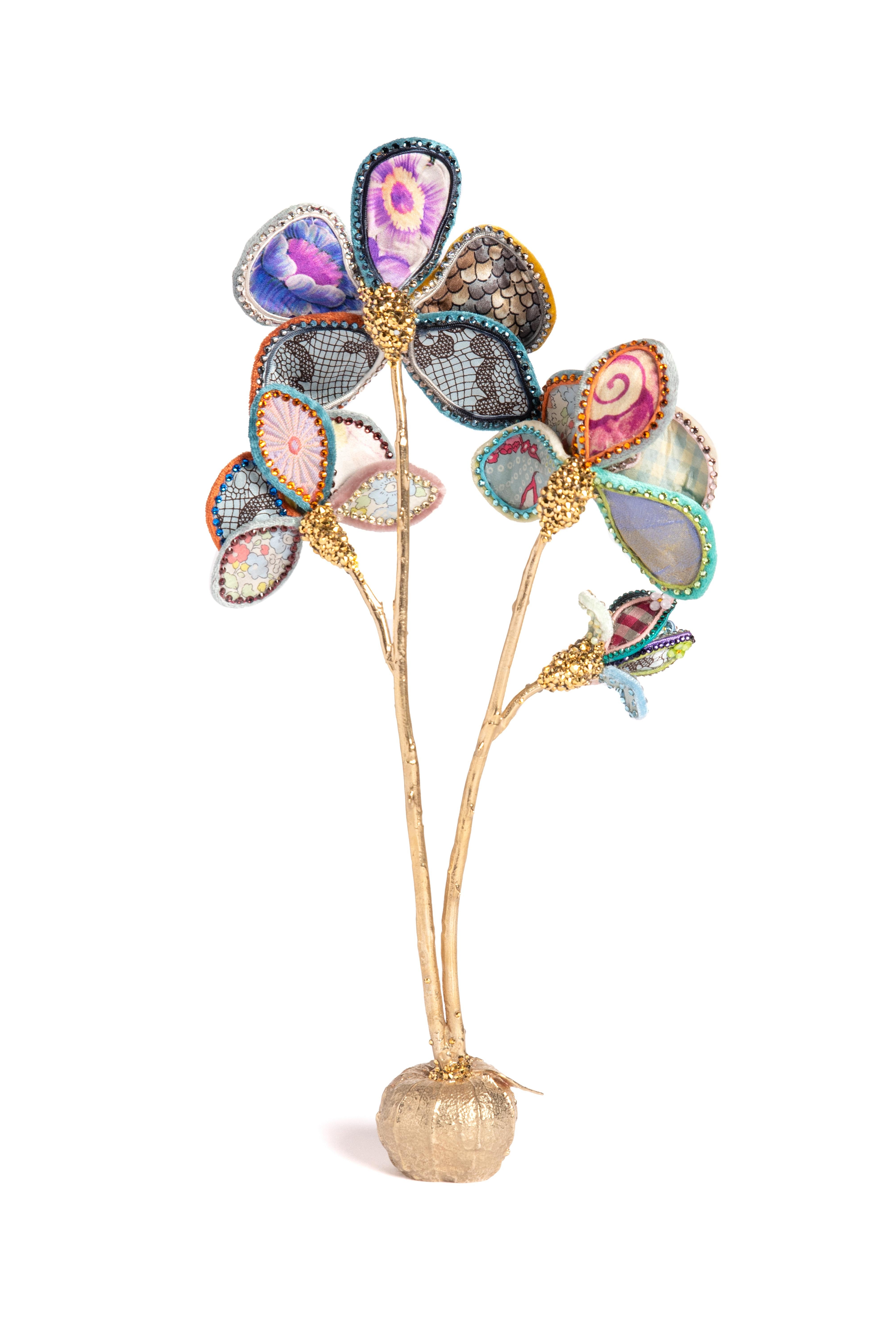 Blaugrau getönte Orchidee aus Seide und Samt, die auf einem zwiebelförmigen Messingfuß ruht. Geschmückt mit Vintage-Verzierungen, europäischen Kristallen und Vintage-Kunstblüten. Entworfen und handgefertigt in NYC.