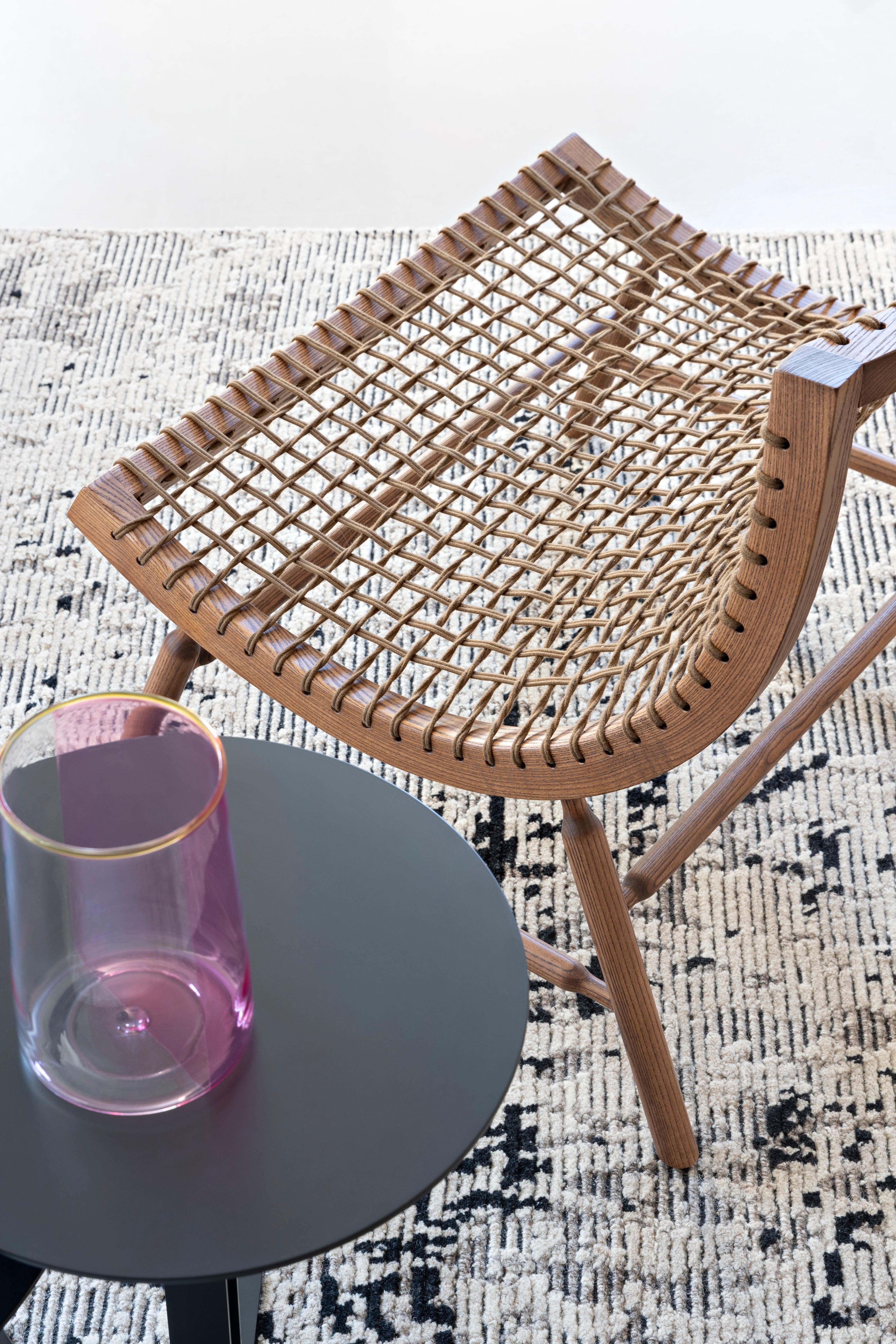 A light armchair that brings to mind the softness of a feather, a caress, a moment of harmony in ash wood and woven nautical cords. The name has Persian origins: “seh-tar” literally means three strings and the model is inspired by the best known