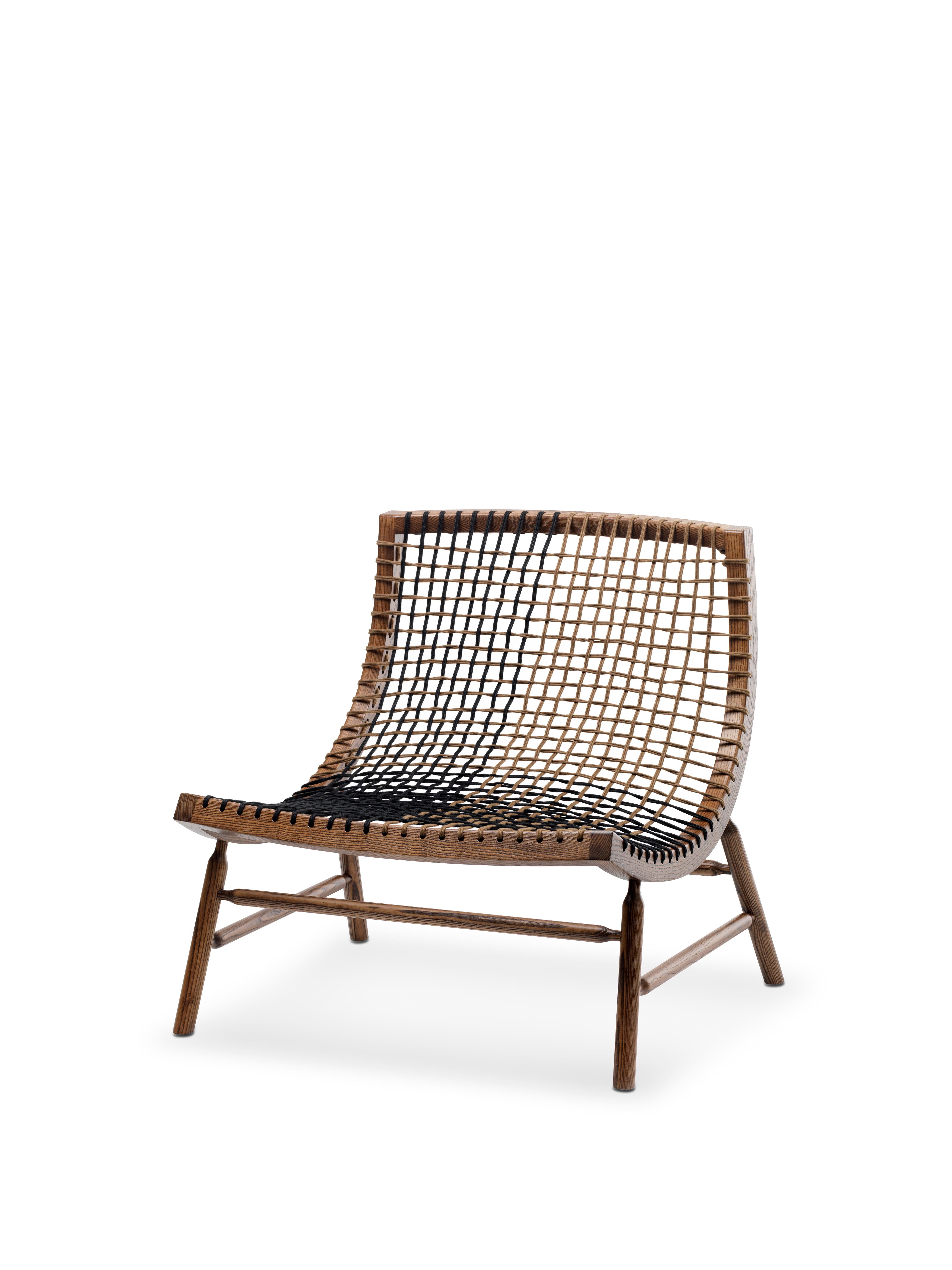 A light armchair that brings to mind the softness of a feather, a caress, a moment of harmony in ash wood and woven nautical cords. The name has Persian origins: “seh-tar” literally means three strings and the model is inspired by the best known