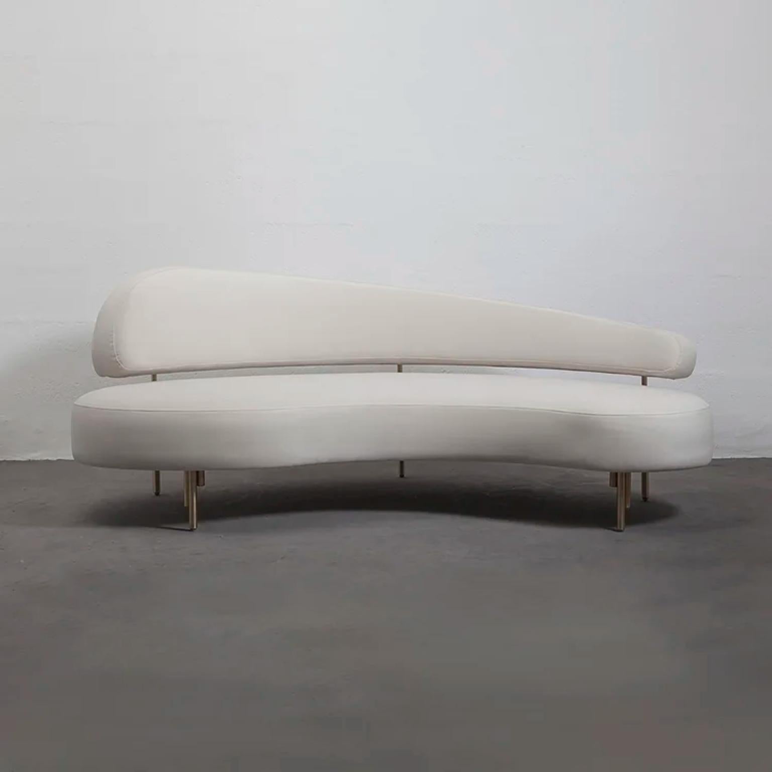 Sofá de 3 plazas Sitiera en tapicería de terciopelo marfil y latón envejecido by Estudio Andean
Dimensiones: P 104,5 x An 206,5 x Al 75,5 cm. SH: 44 cm.
Materiales: Acero, bronce, latón y terciopelo.

Sofá de 3 plazas tapizado en terciopelo con