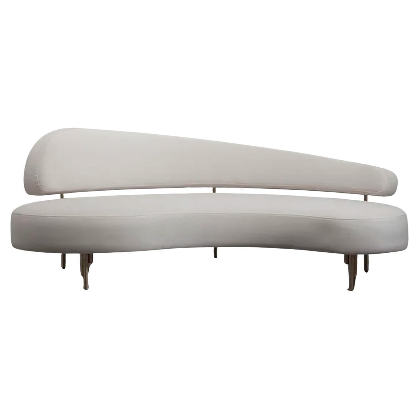 Sitiera 3-Sitzer-Sofa mit elfenbeinfarbenem Samtbezug und antikem Messing von Estudio Andean