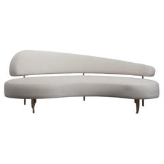 Sitiera 3-Sitzer-Sofa mit elfenbeinfarbenem Samtbezug und antikem Messing von Estudio Andean