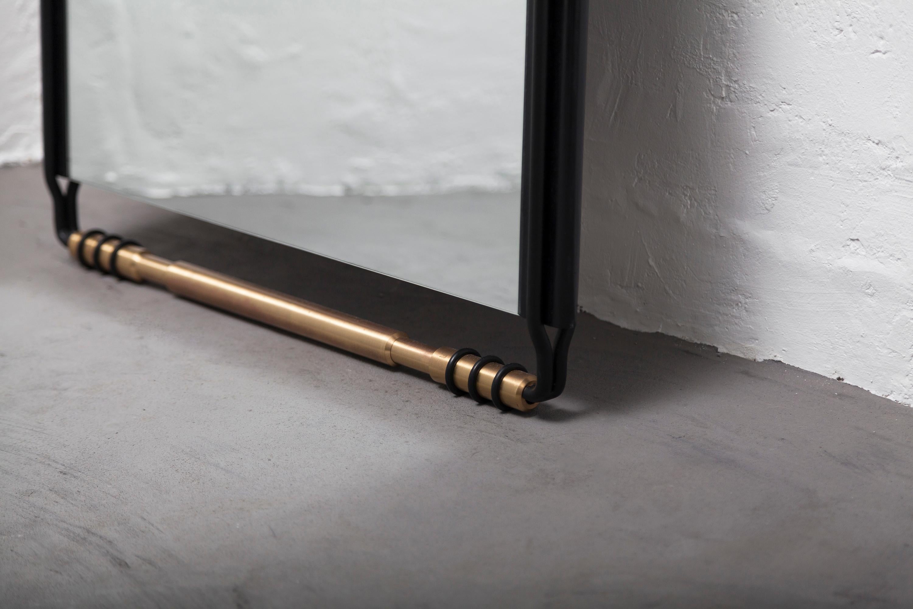Espejo de pie Sitiera en madera maciza, bronce envejecido y espejo envejecido by Estudio Andean Posmoderno en venta